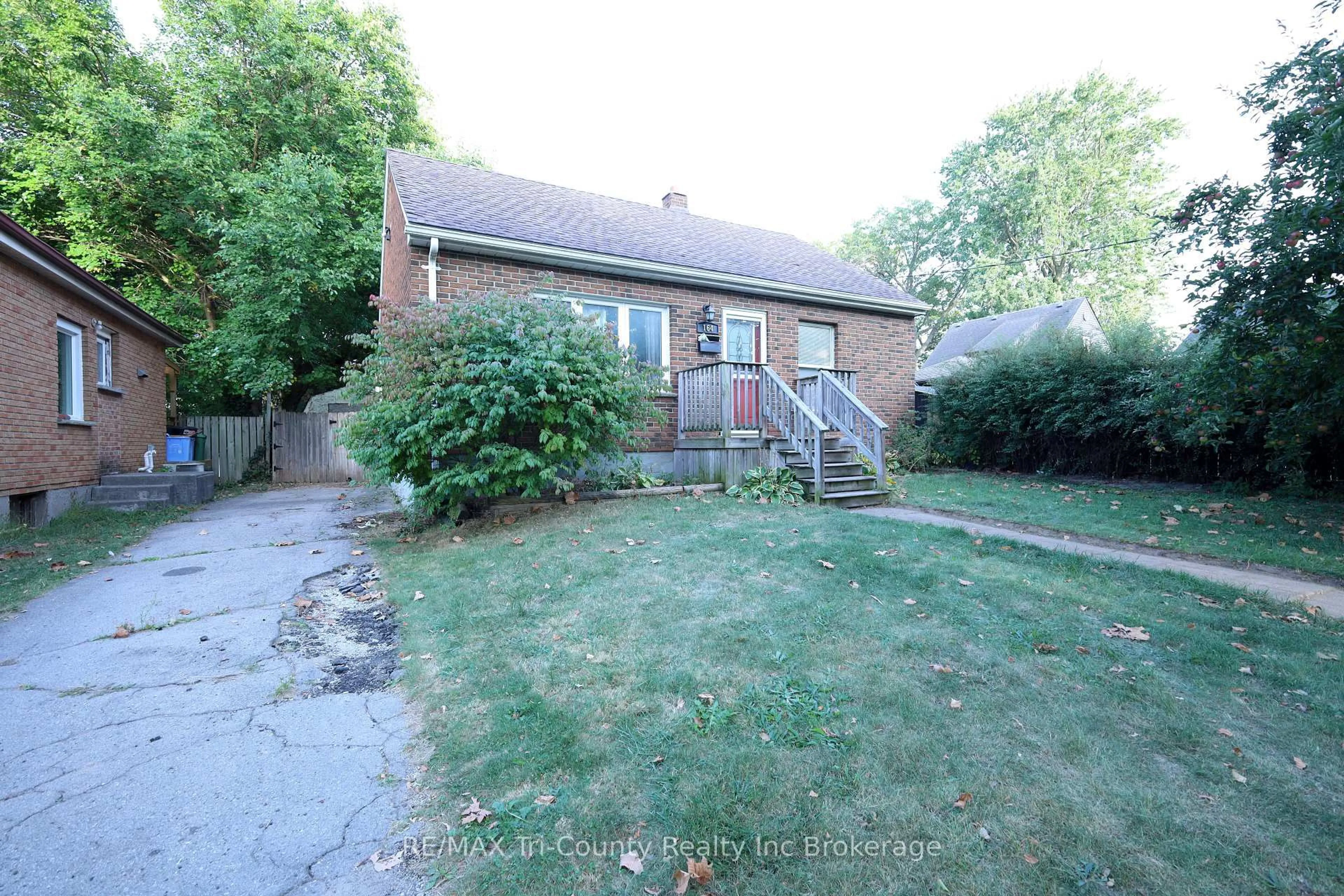 A pic from outside/outdoor area/front of a property/back of a property/a pic from drone, street for 164 Fellner Ave, London East Ontario N5W 4H1