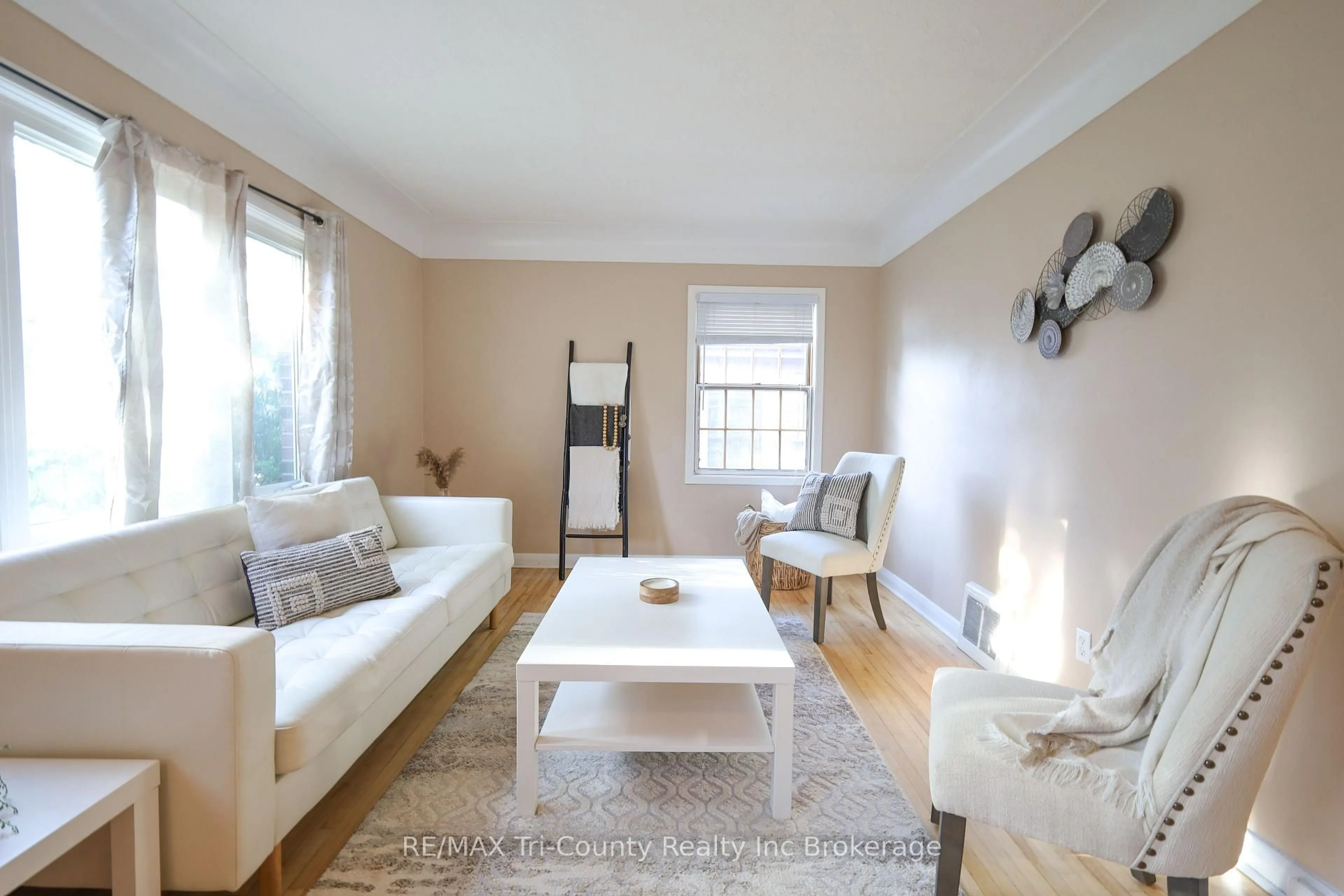 Living room with furniture, wood/laminate floor for 164 Fellner Ave, London East Ontario N5W 4H1