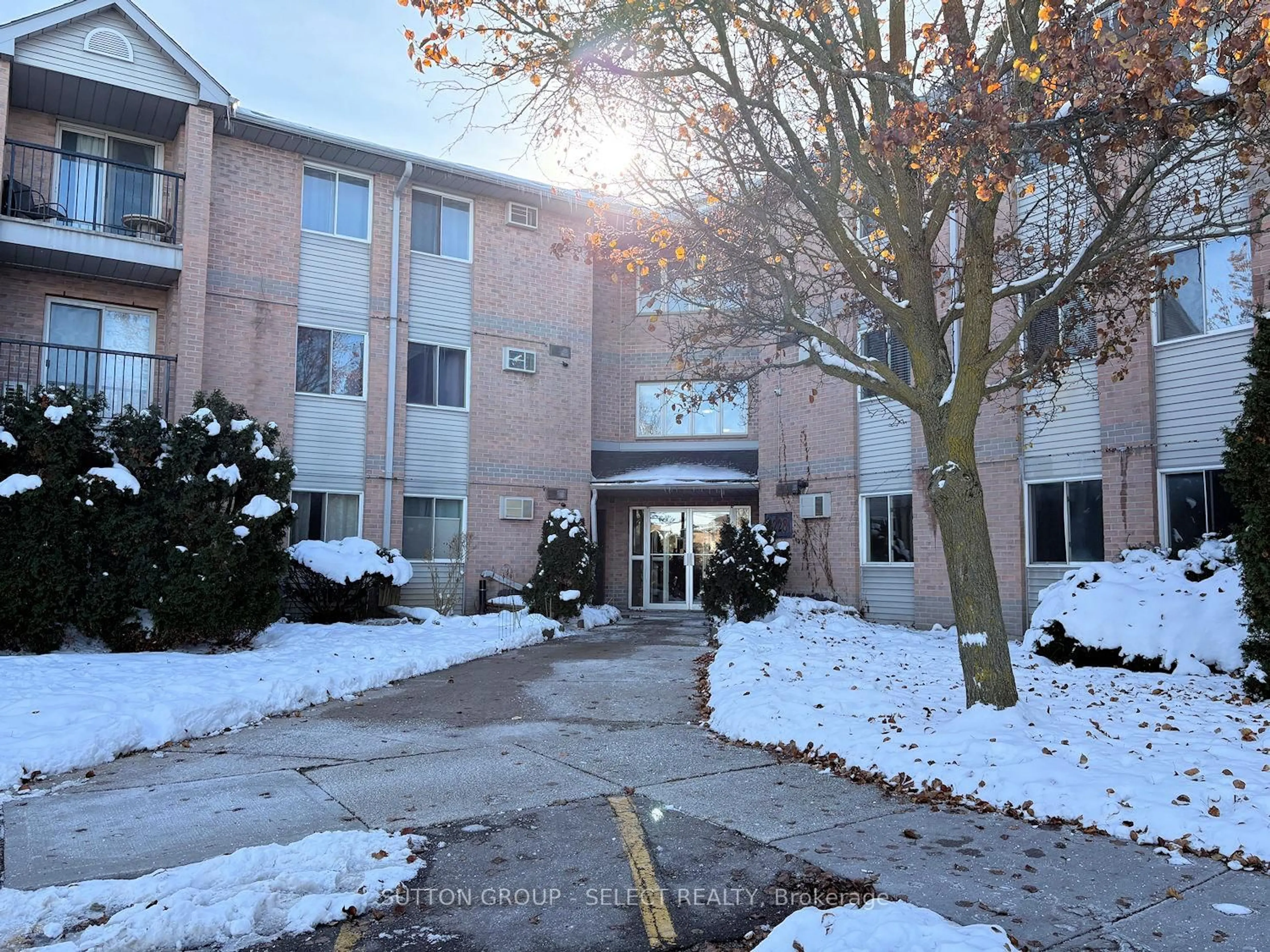 Indoor foyer for 2228 Trafalgar St #209, London East Ontario N5V 4J8