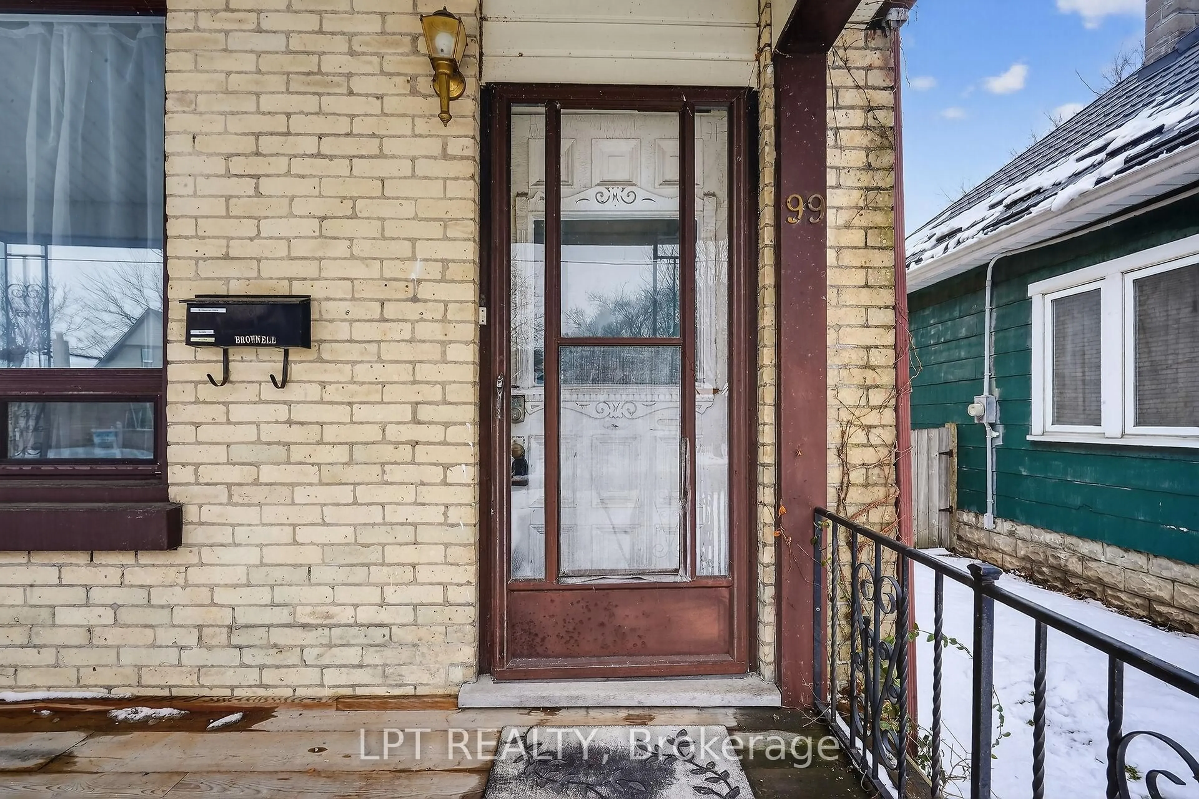 Indoor entryway for 99 Inkerman St, London East Ontario N5Z 1X3