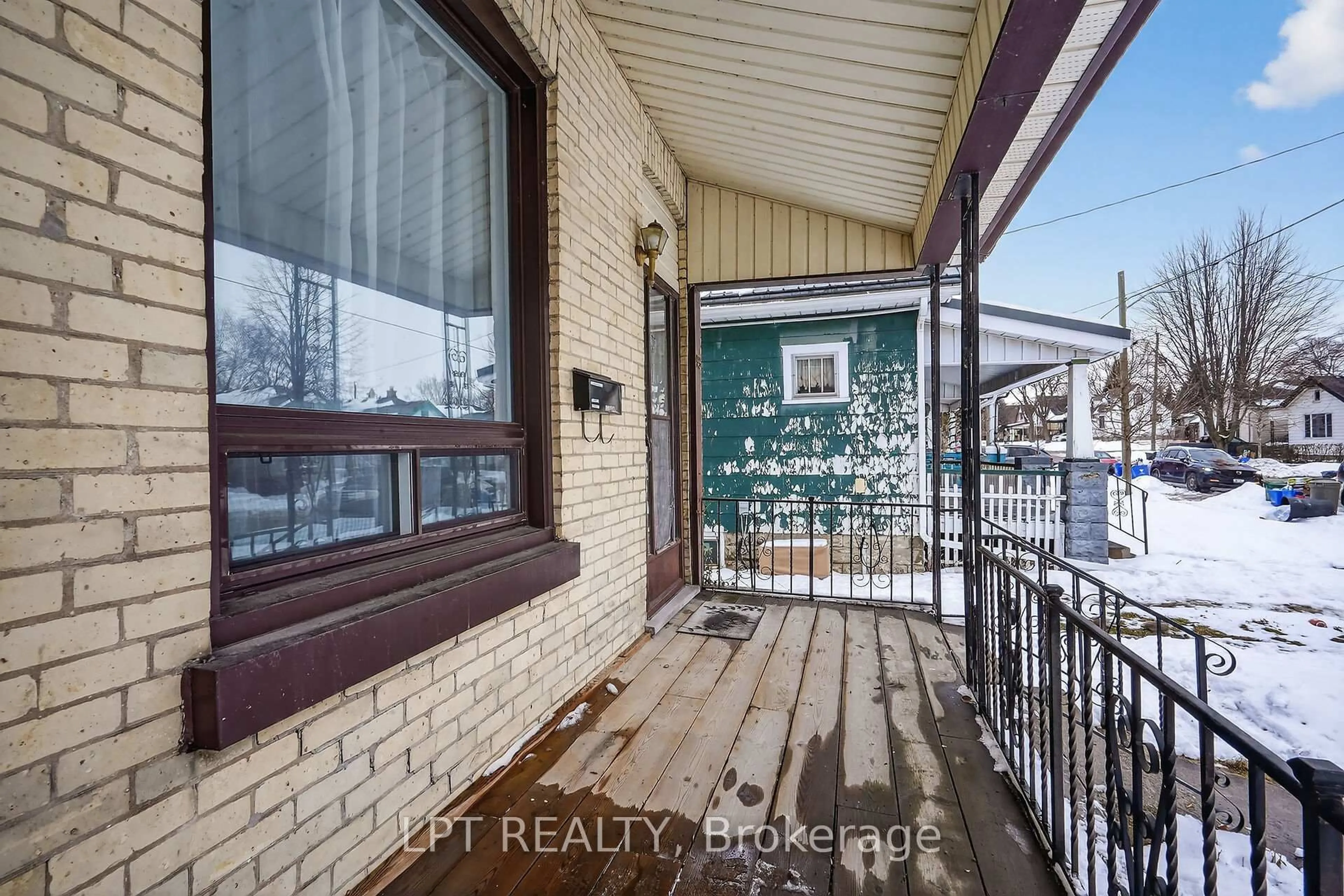 Indoor entryway for 99 Inkerman St, London East Ontario N5Z 1X3