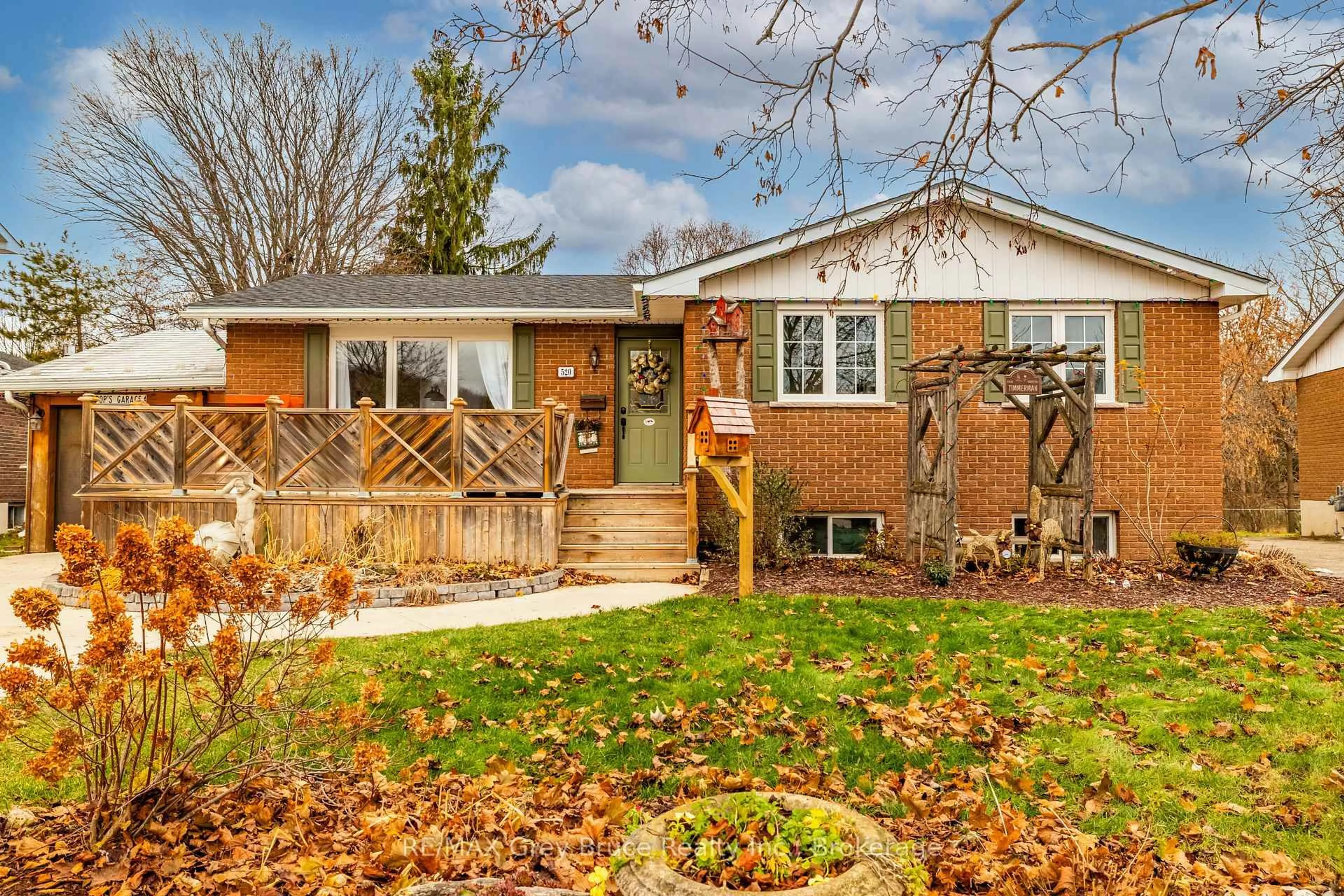 Home with vinyl exterior material, street for 520 1st. A St, Owen Sound Ontario N4K 5Z5