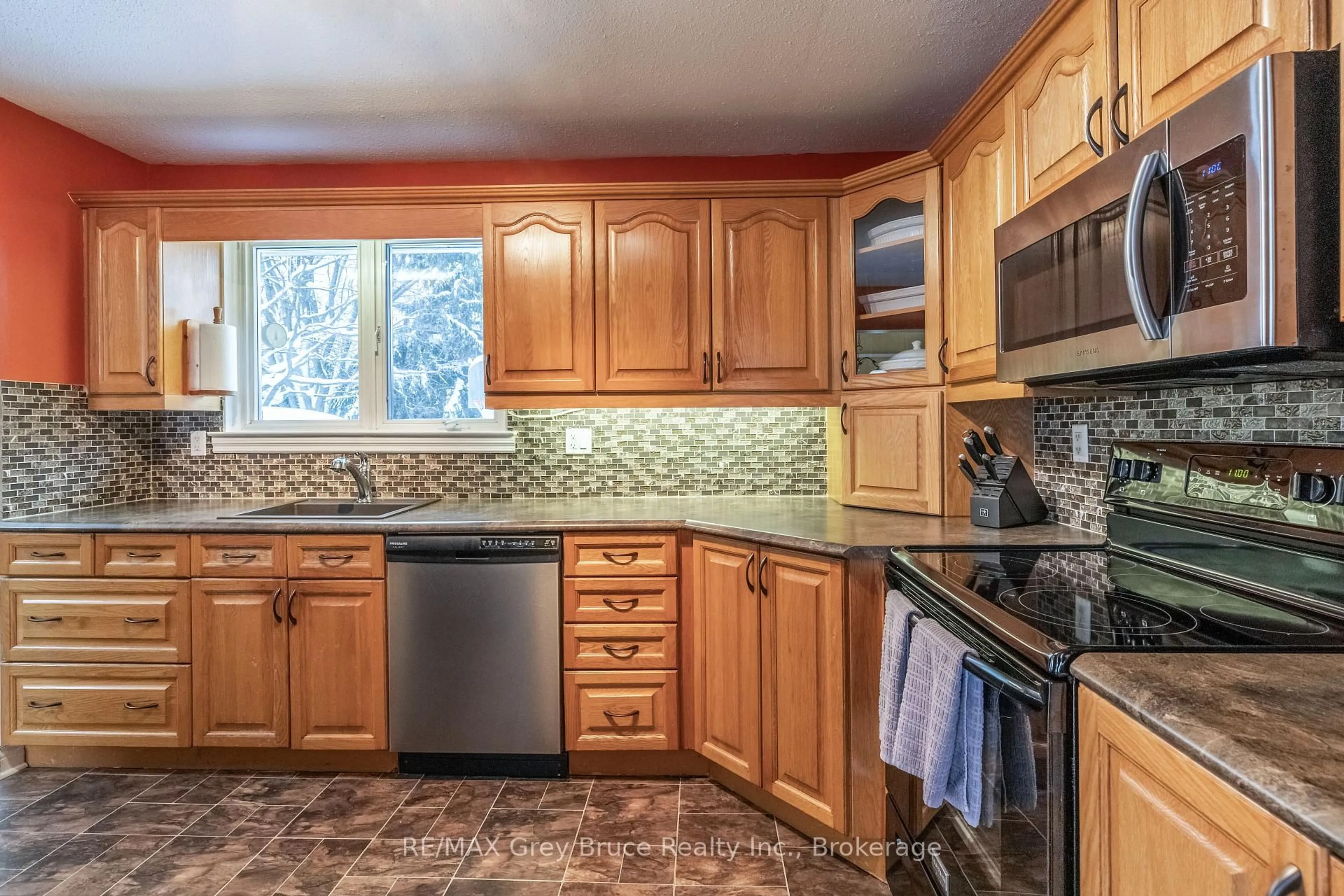 Standard kitchen, ceramic/tile floor for 520 1st. A St, Owen Sound Ontario N4K 5Z5