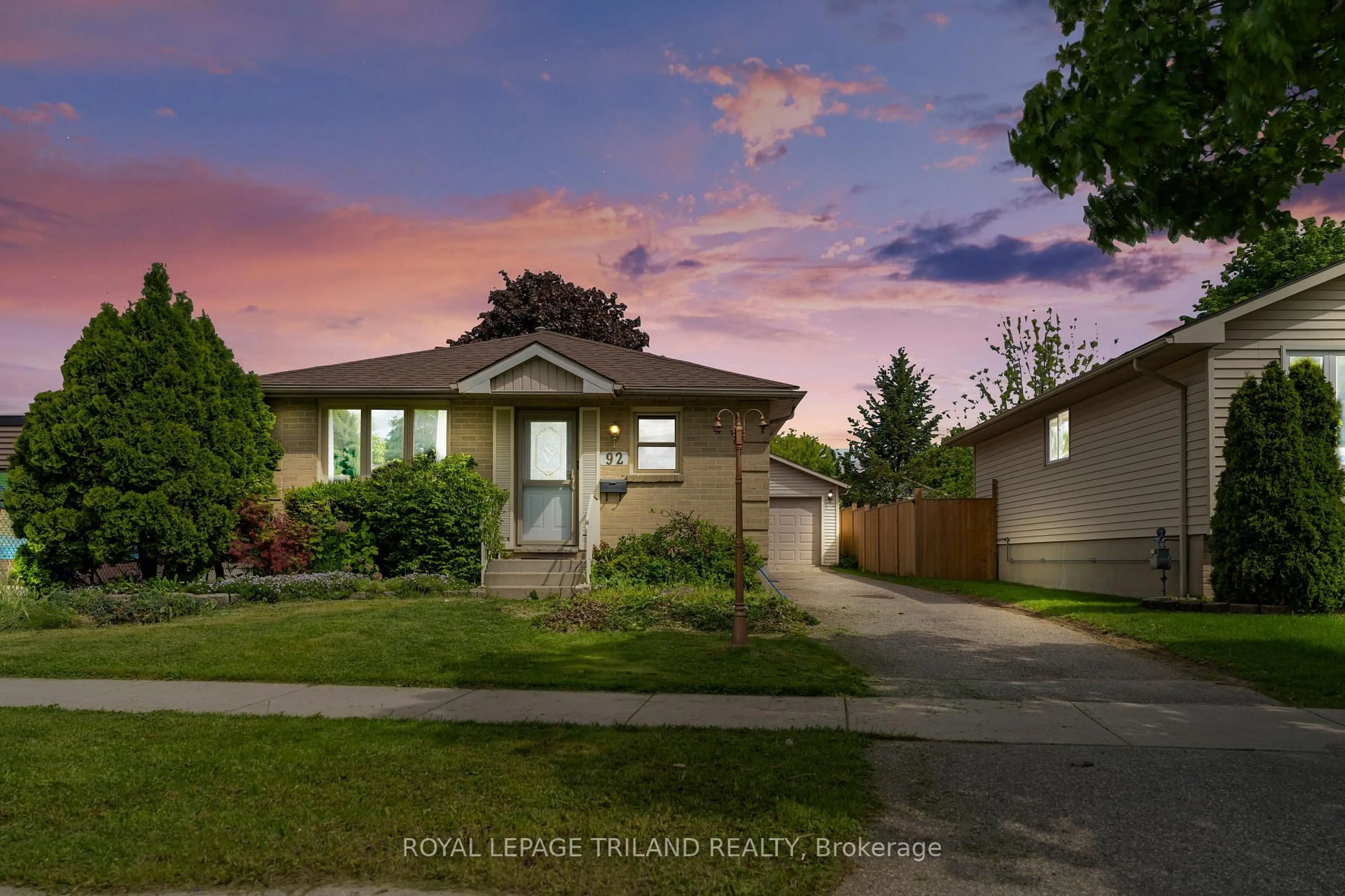 A pic from outside/outdoor area/front of a property/back of a property/a pic from drone, street for 92 Ardsley Rd, London North Ontario N6G 3W4