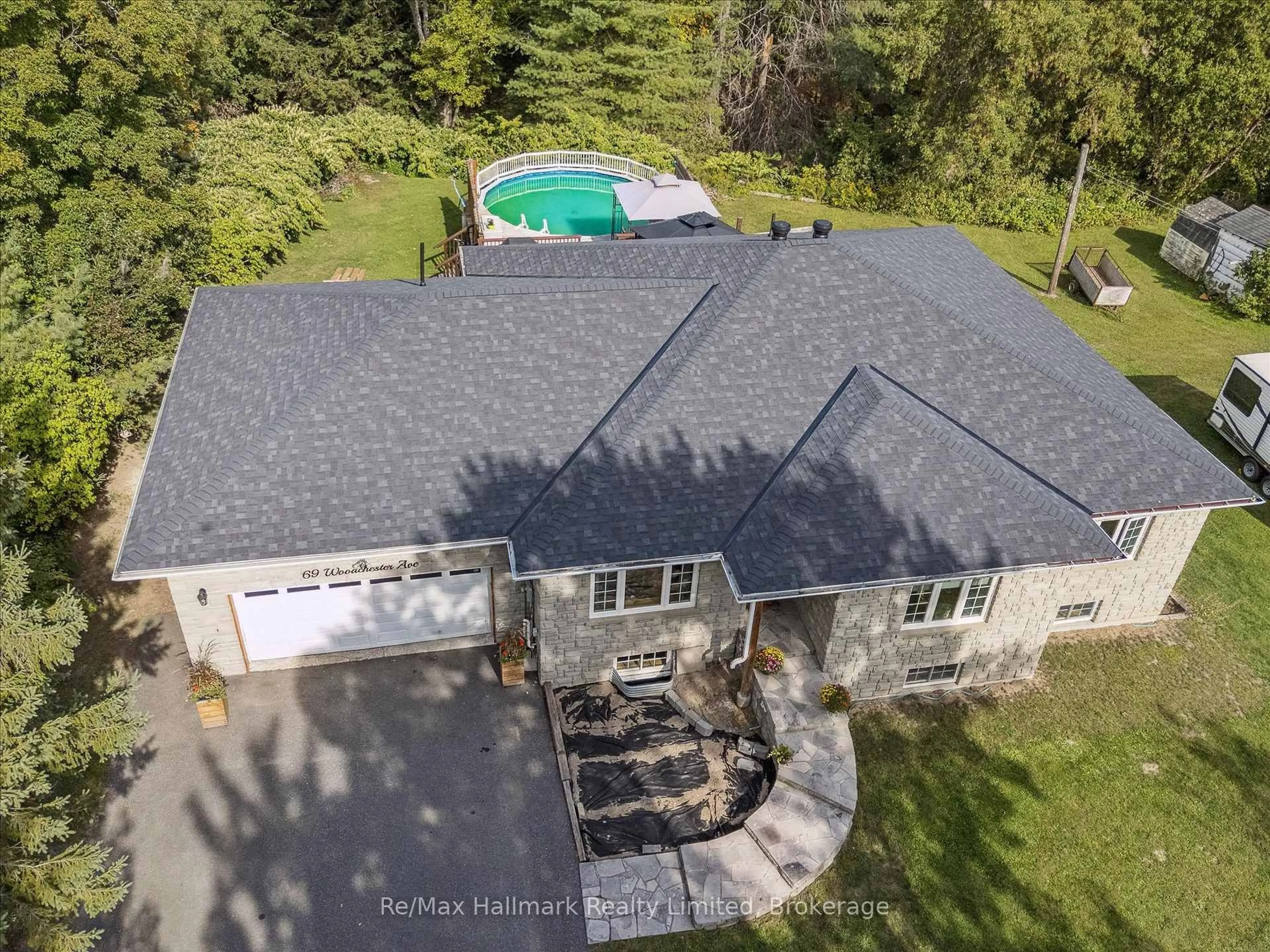 A pic from outside/outdoor area/front of a property/back of a property/a pic from drone, unknown for 69 Woodchester Ave, Bracebridge Ontario P1L 1H9