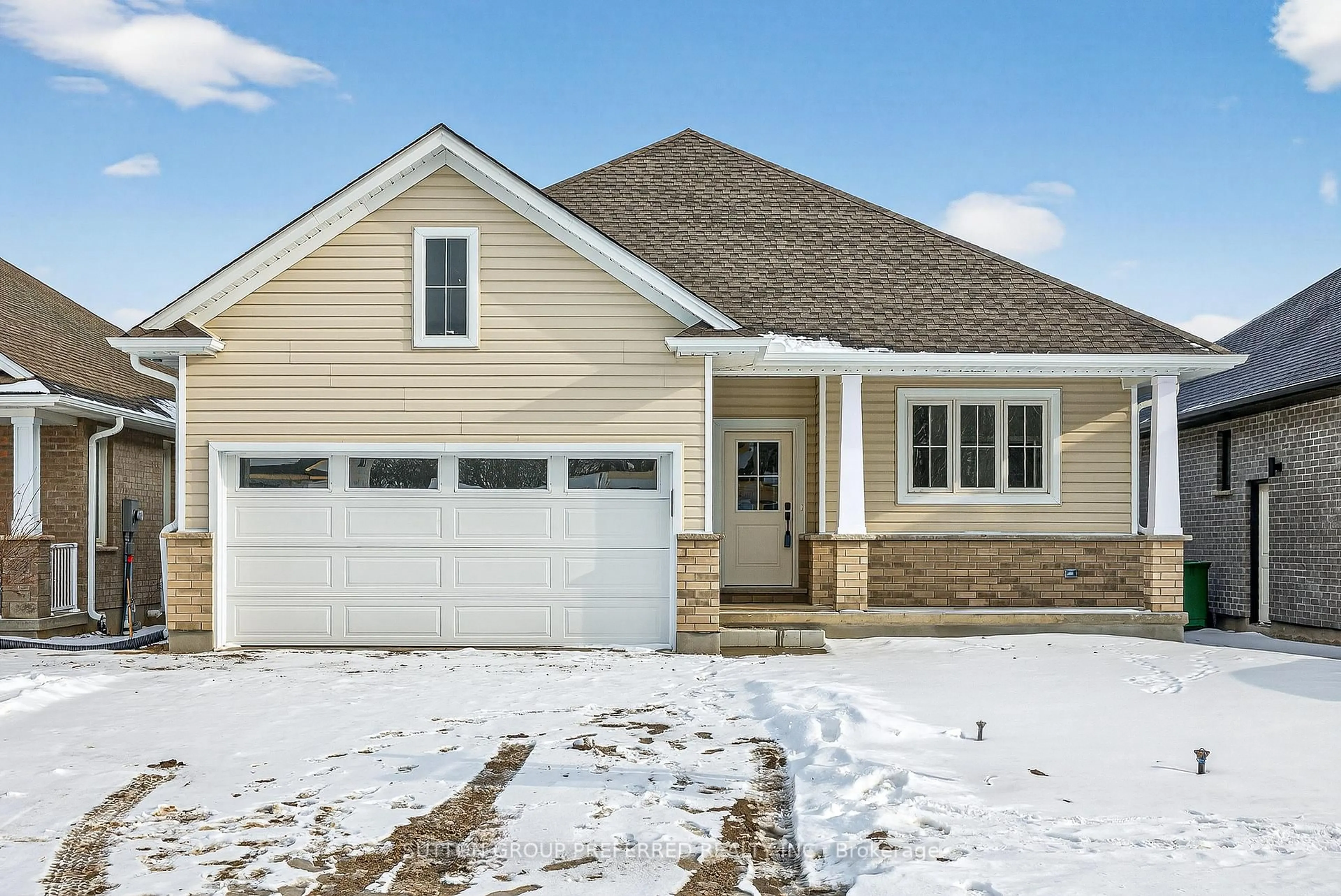 Home with vinyl exterior material, street for 37 Ayrshire Ave, St. Thomas Ontario N5P 3S6