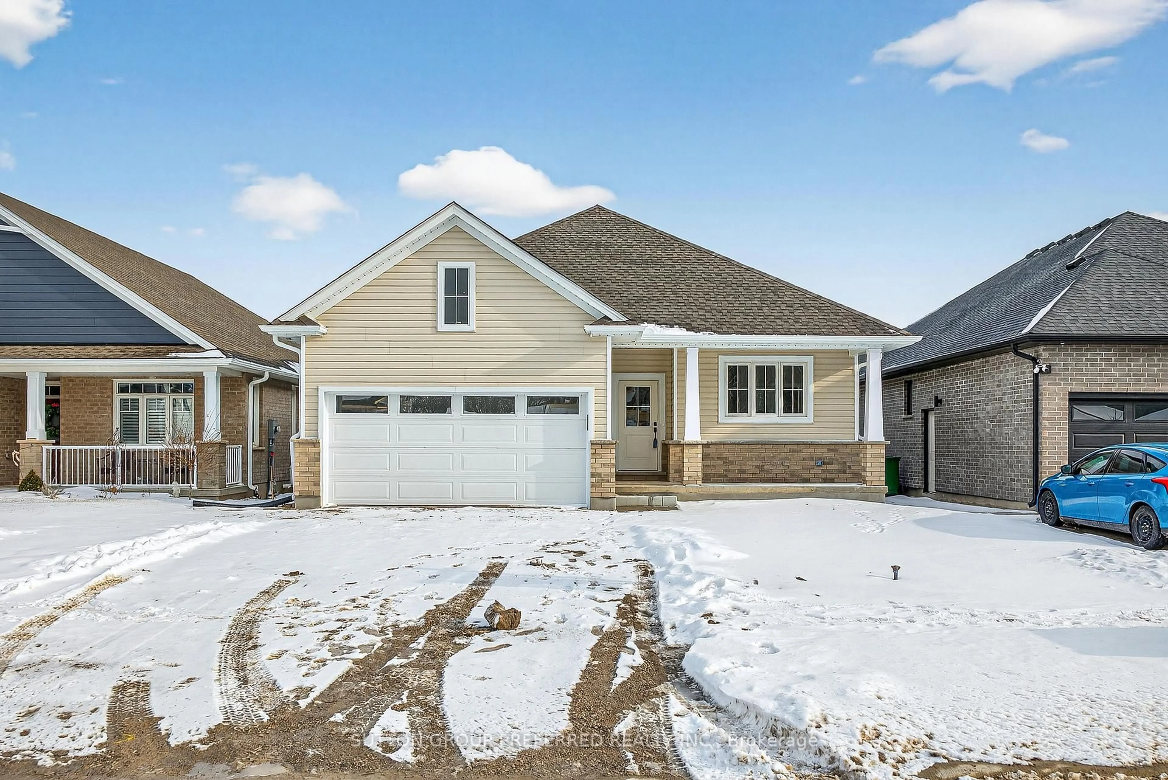 Home with vinyl exterior material, street for 37 Ayrshire Ave, St. Thomas Ontario N5P 3S6