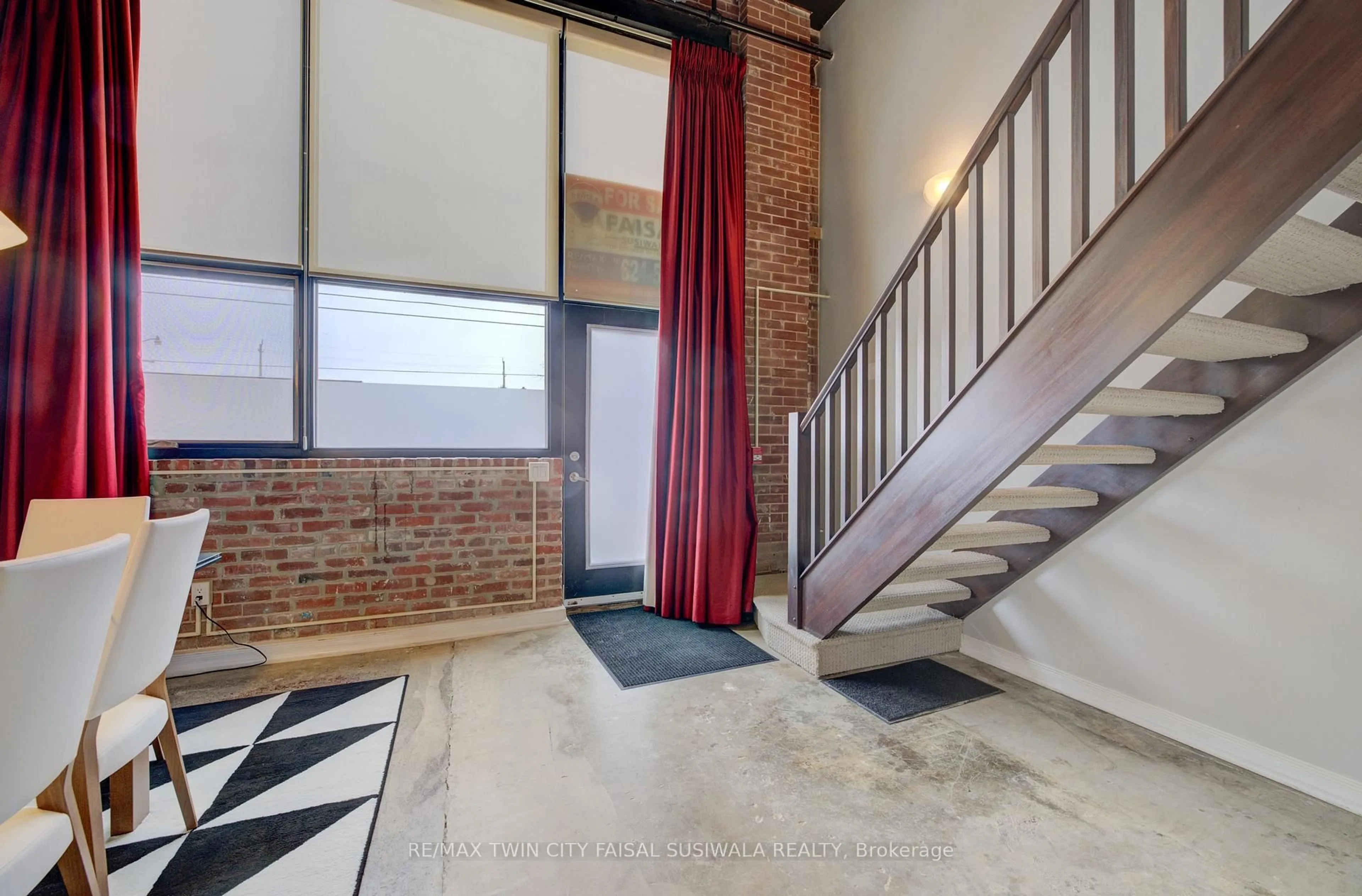 Indoor foyer for 85 Spruce St #112, Cambridge Ontario N1R 4K4