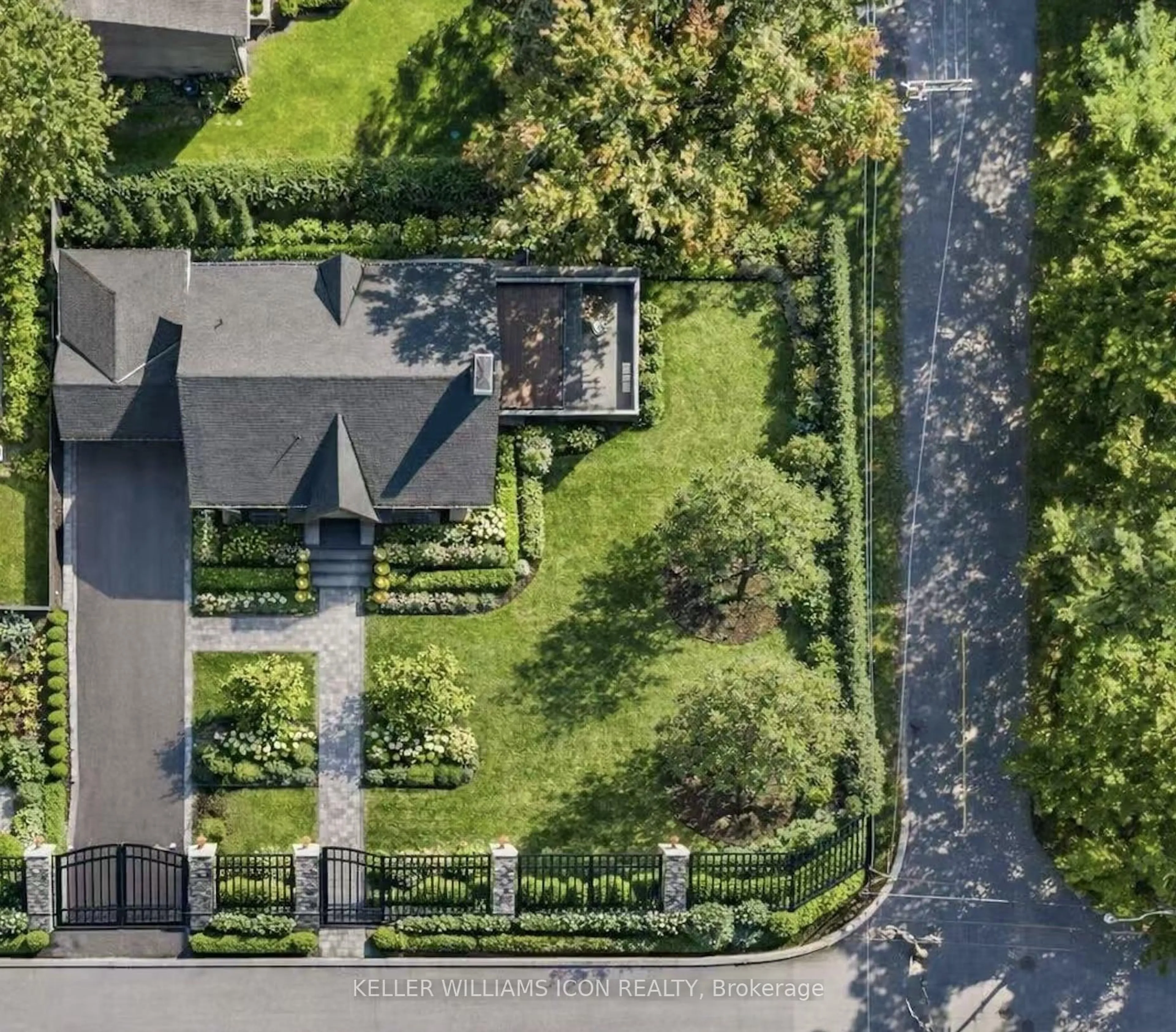 A pic from outside/outdoor area/front of a property/back of a property/a pic from drone, street for 320 Hillcrest Rd, Ottawa Ontario K1M 0J6