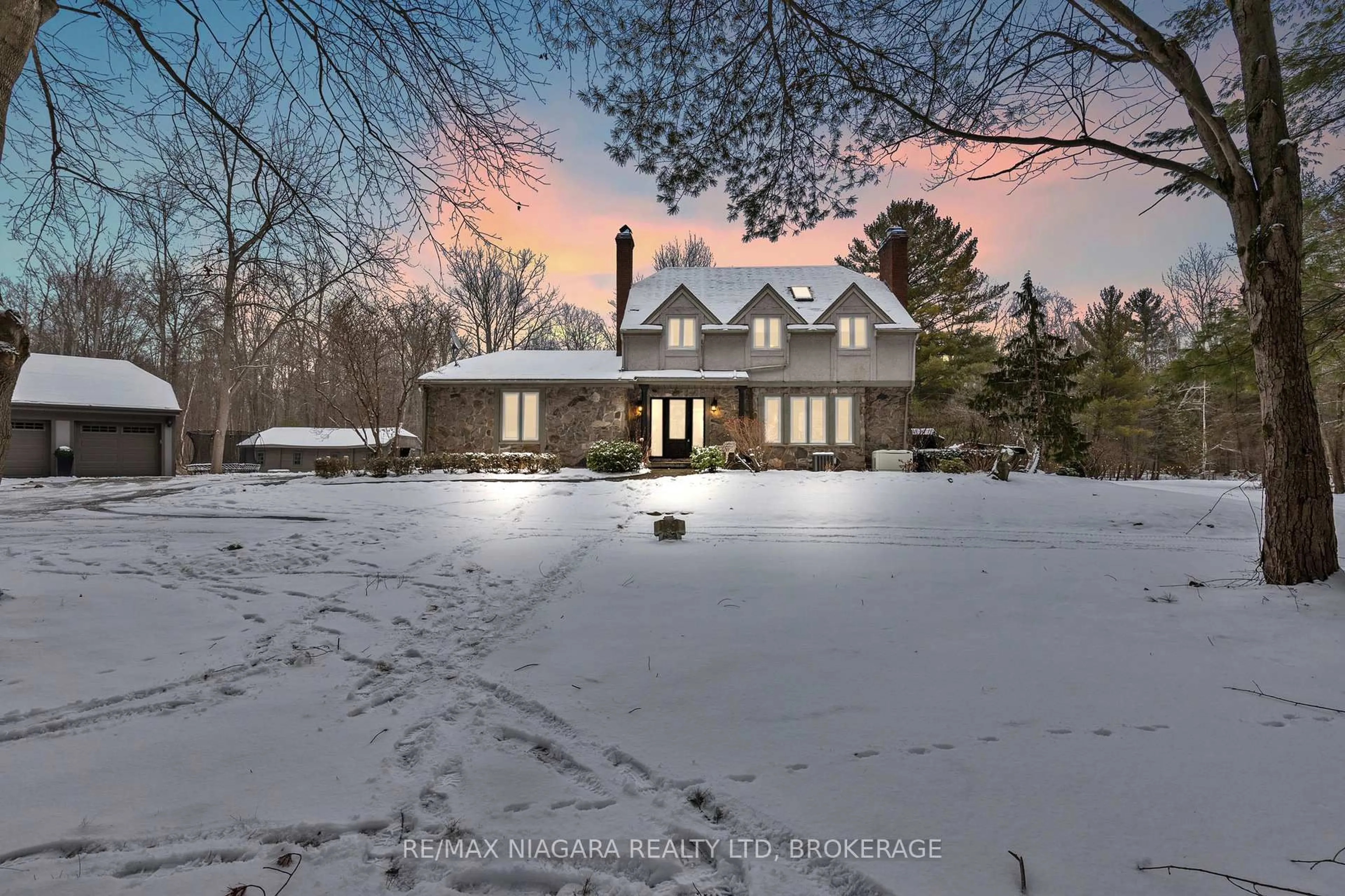 A pic from outside/outdoor area/front of a property/back of a property/a pic from drone, street for 625 BALFOUR St, Pelham Ontario L0S 1C0