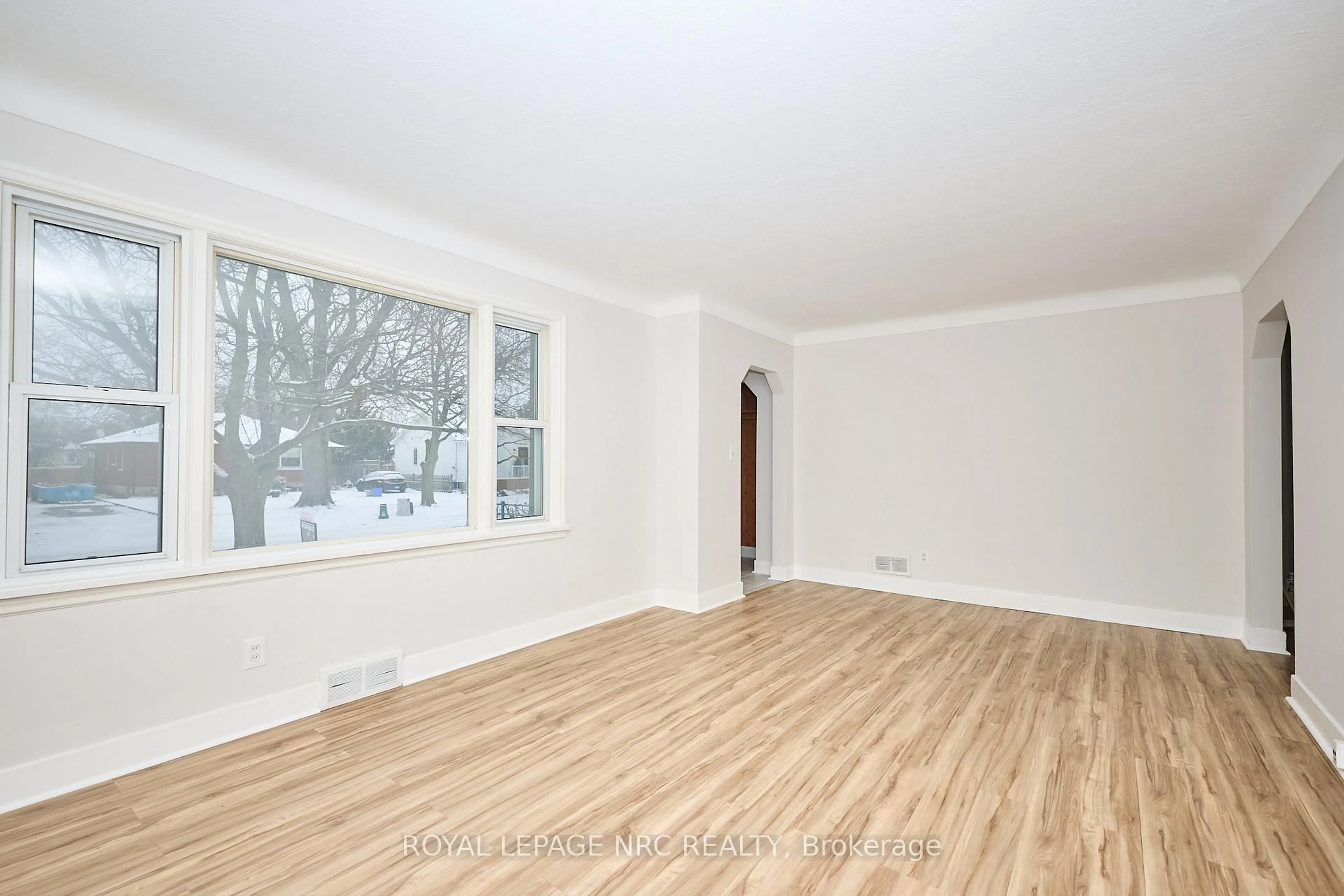 A pic of a room for 17 Lora St, St. Catharines Ontario L2N 3S4