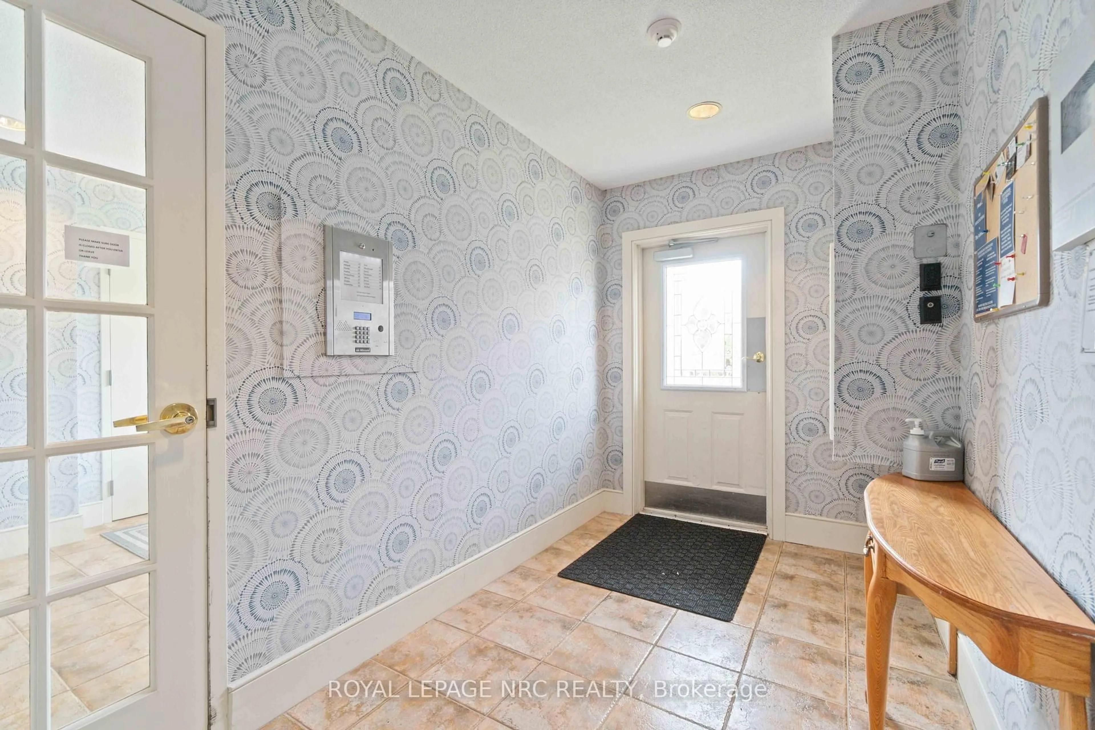 Indoor entryway for 4090 John Charles Blvd #104, Lincoln Ontario L0R 2C0