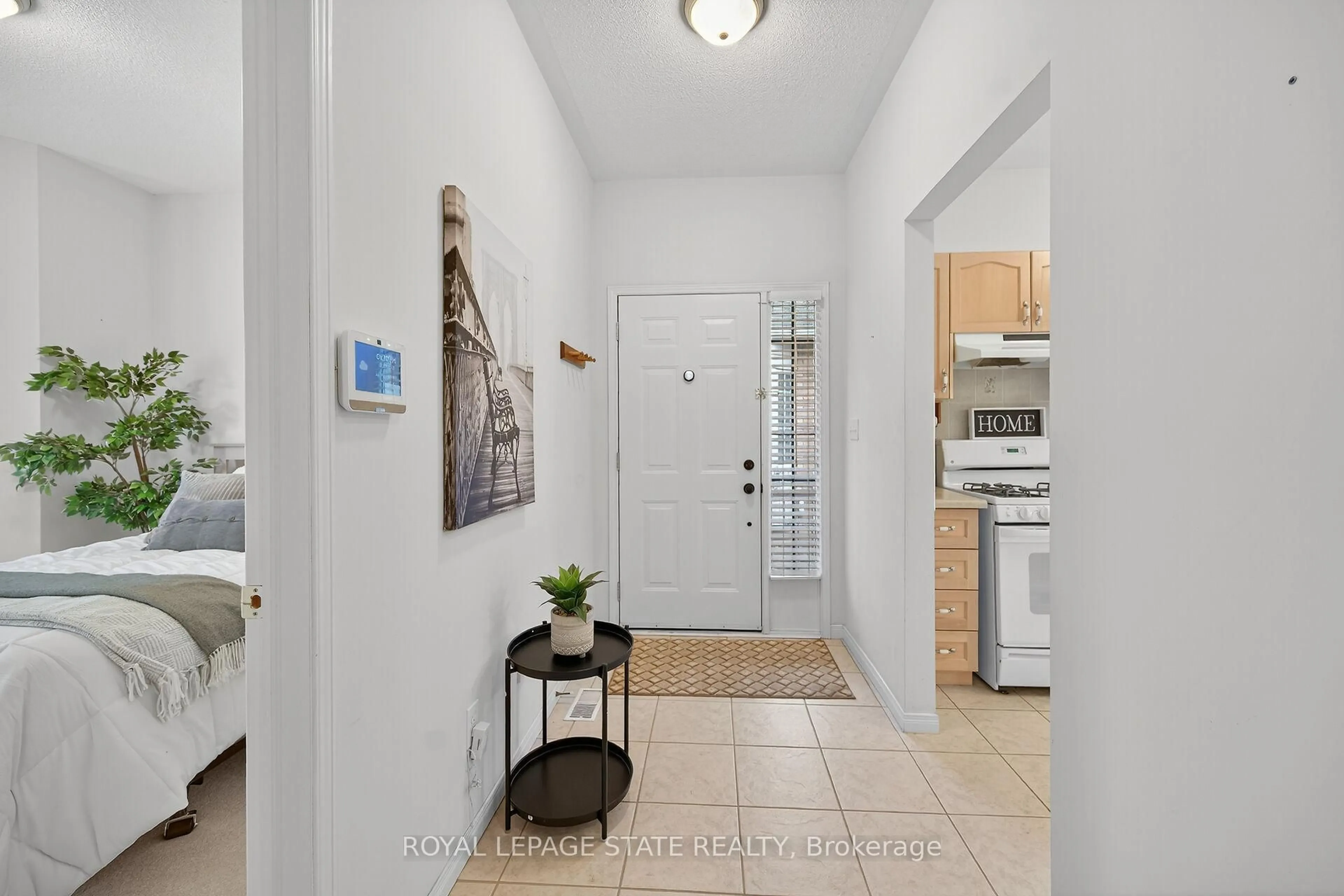 Indoor entryway for 213 Nash Rd #33, Hamilton Ontario L8K 6S2
