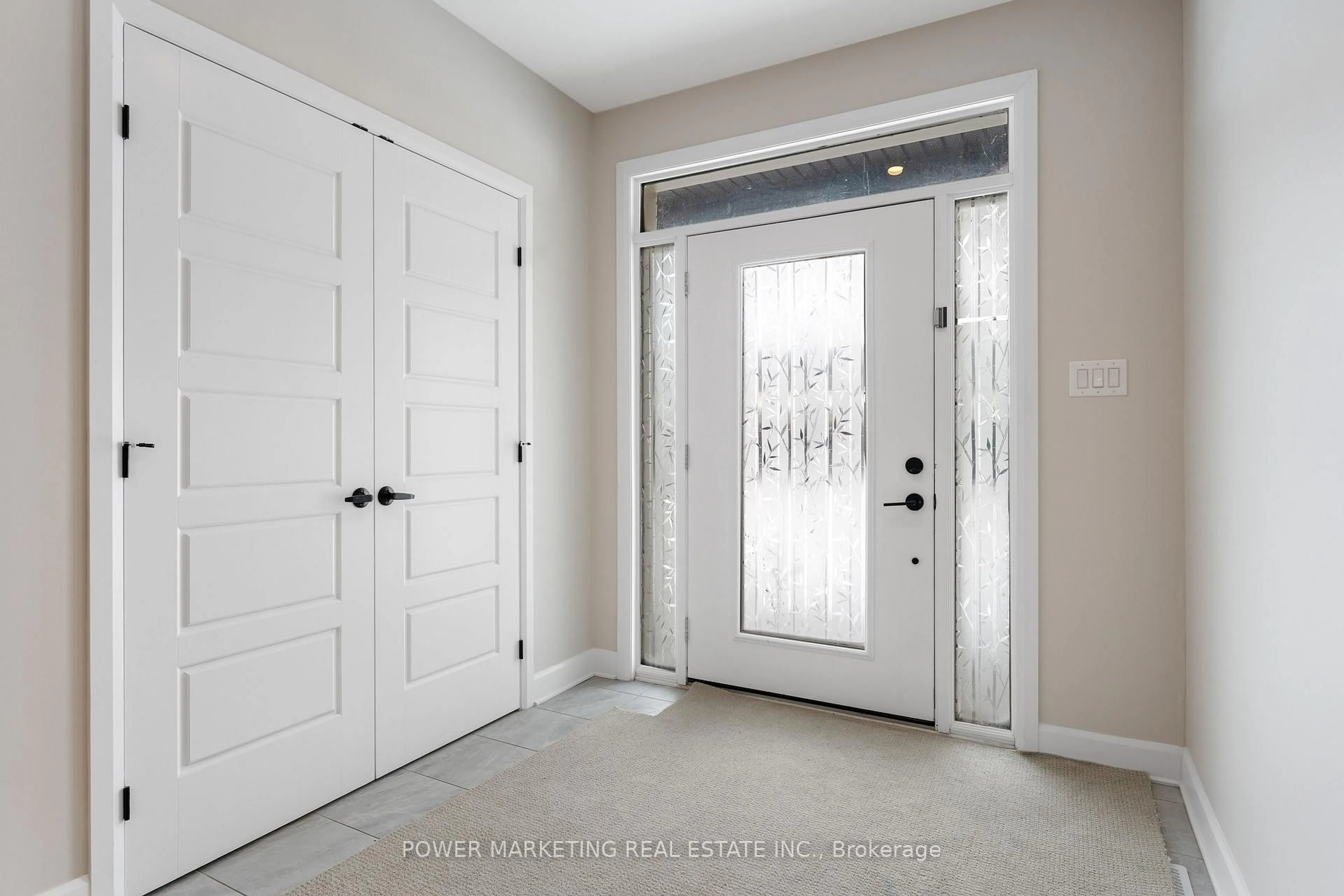 Indoor entryway for 886 Sendero Way, Stittsville Ontario K2S 2W8