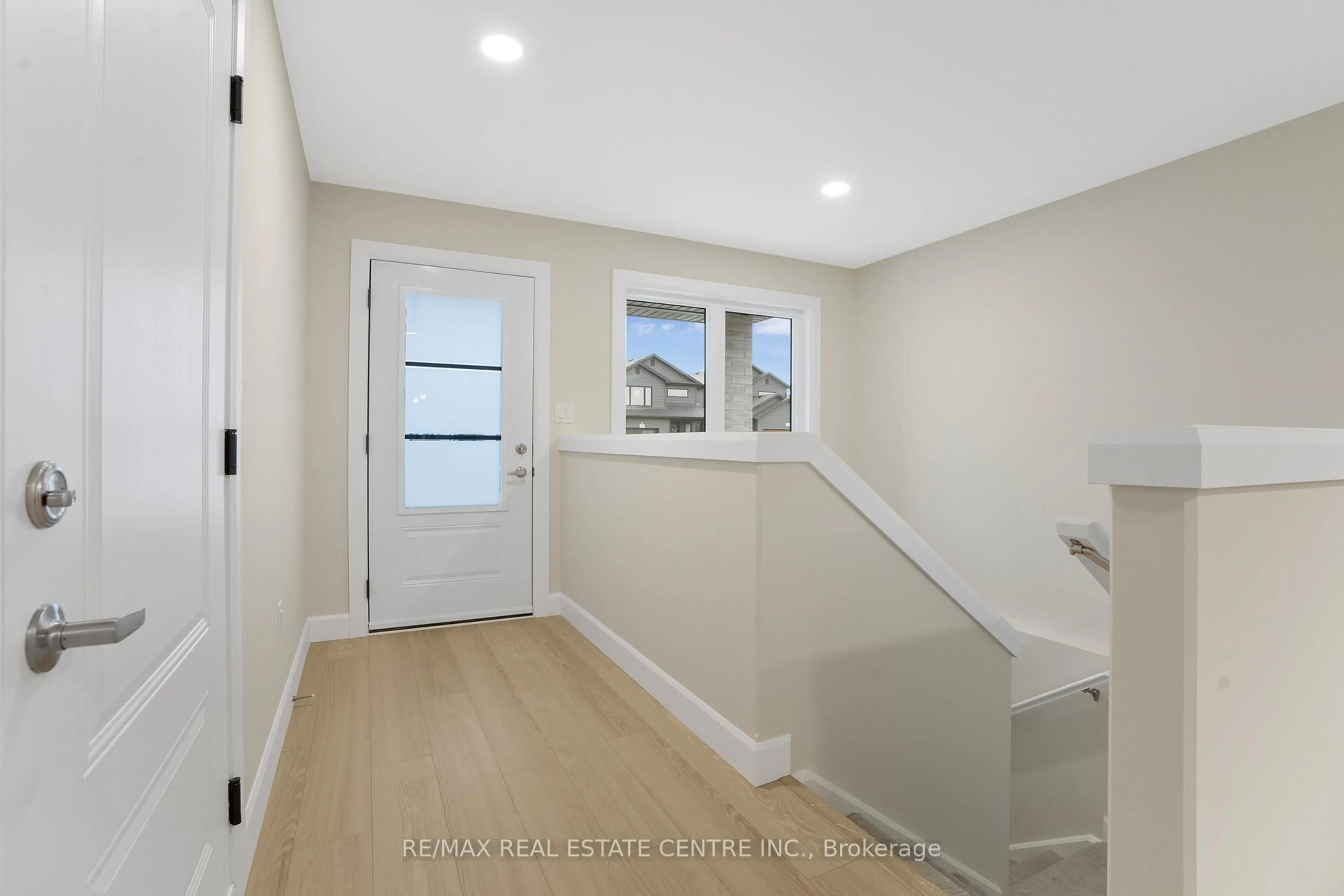 Indoor entryway for 167 Ironwood Tr, Chatham-Kent Ontario N7M 0T3