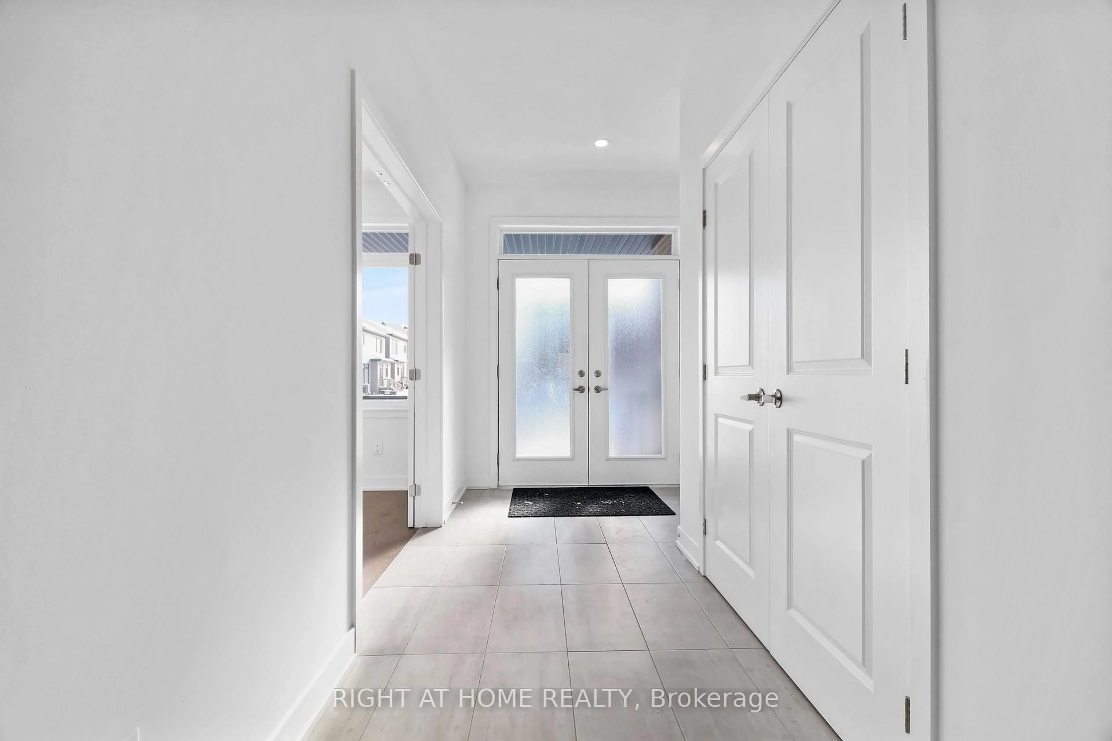 Indoor entryway for 2020 ACOUSTIC Way, Ottawa Ontario K4M 0L7