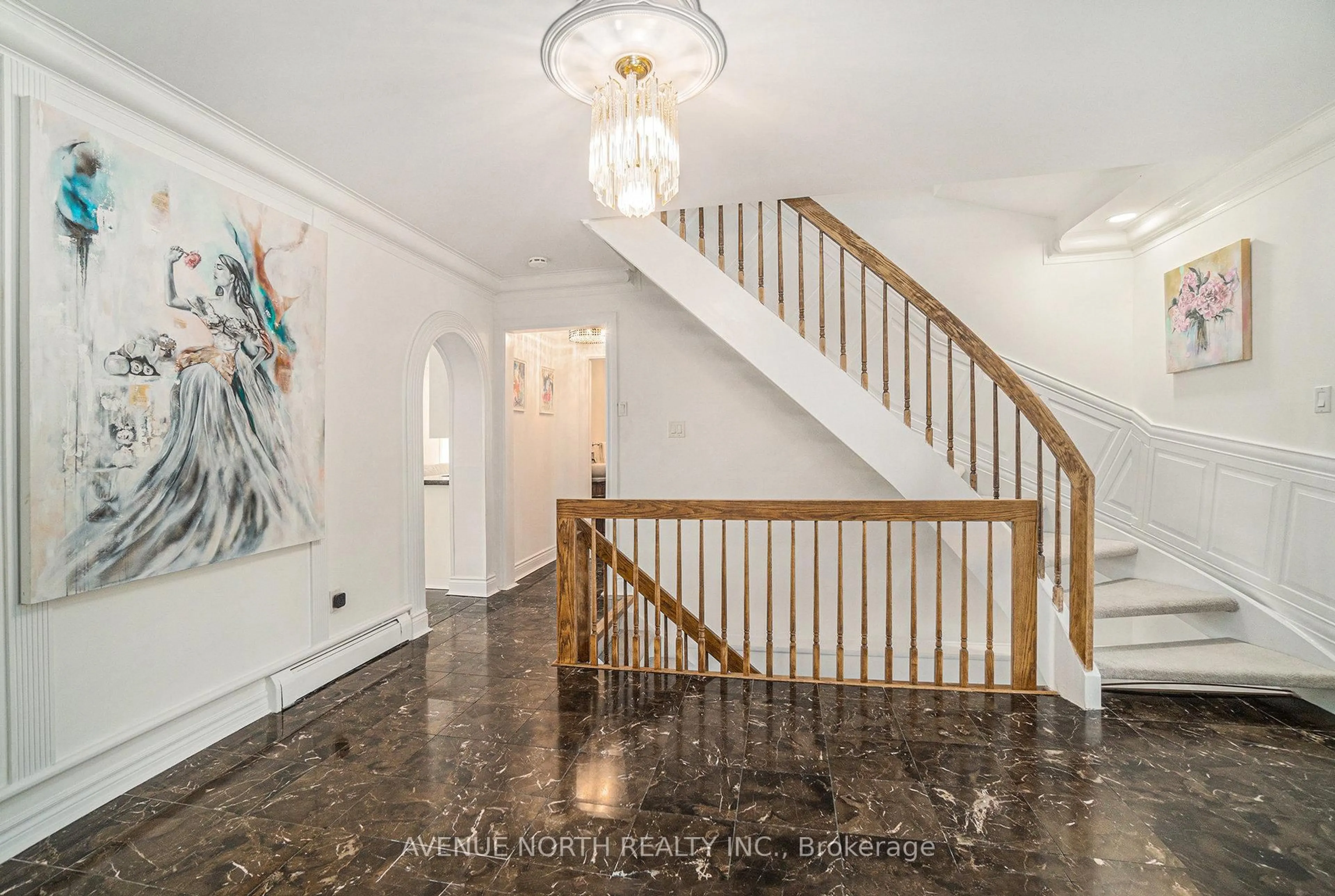 Indoor foyer for 6 Mosgrove Ave, Ottawa Ontario K2B 7W7