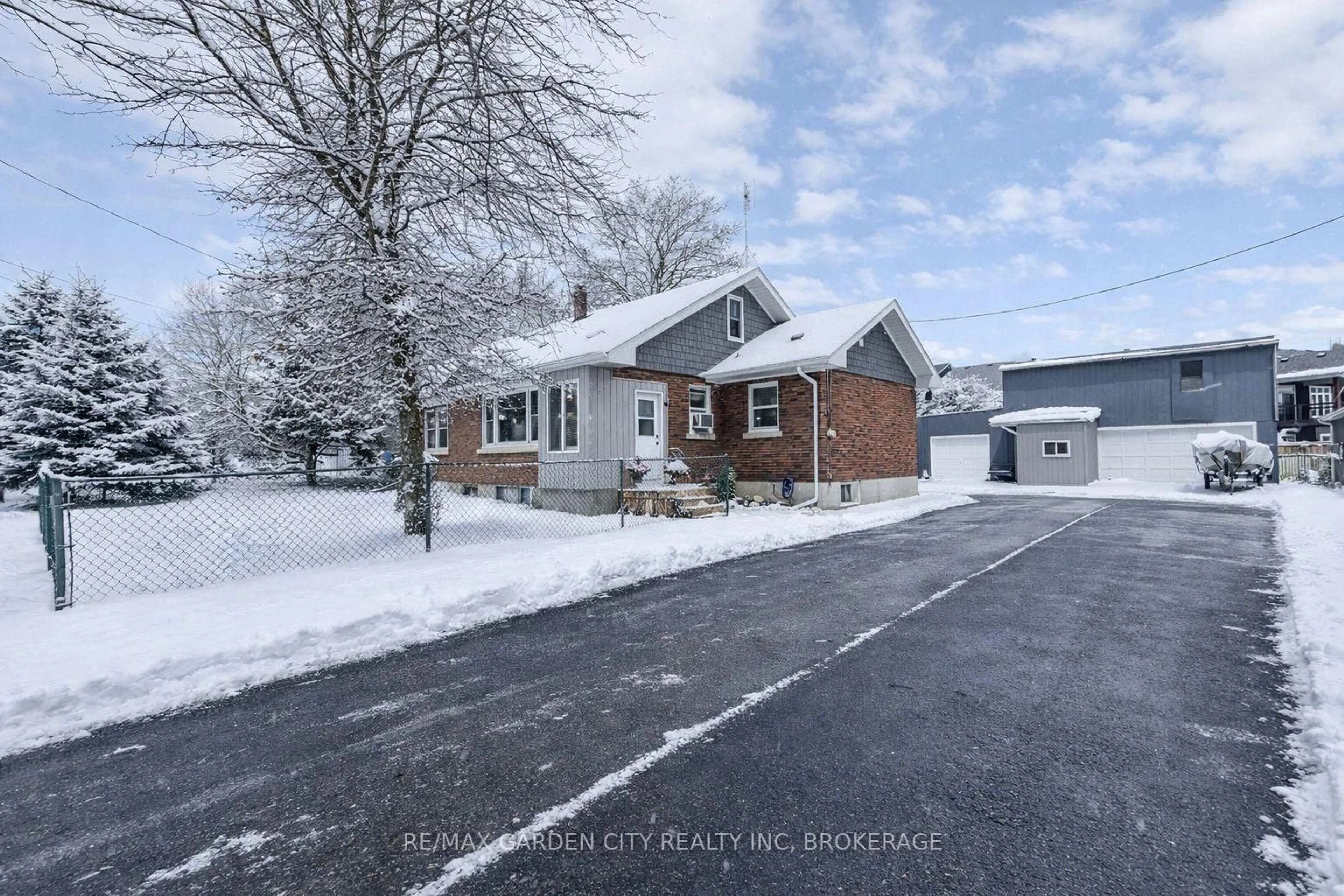 A pic from outside/outdoor area/front of a property/back of a property/a pic from drone, street for 222 Ridgeway Rd, Fort Erie Ontario L0S 1B0
