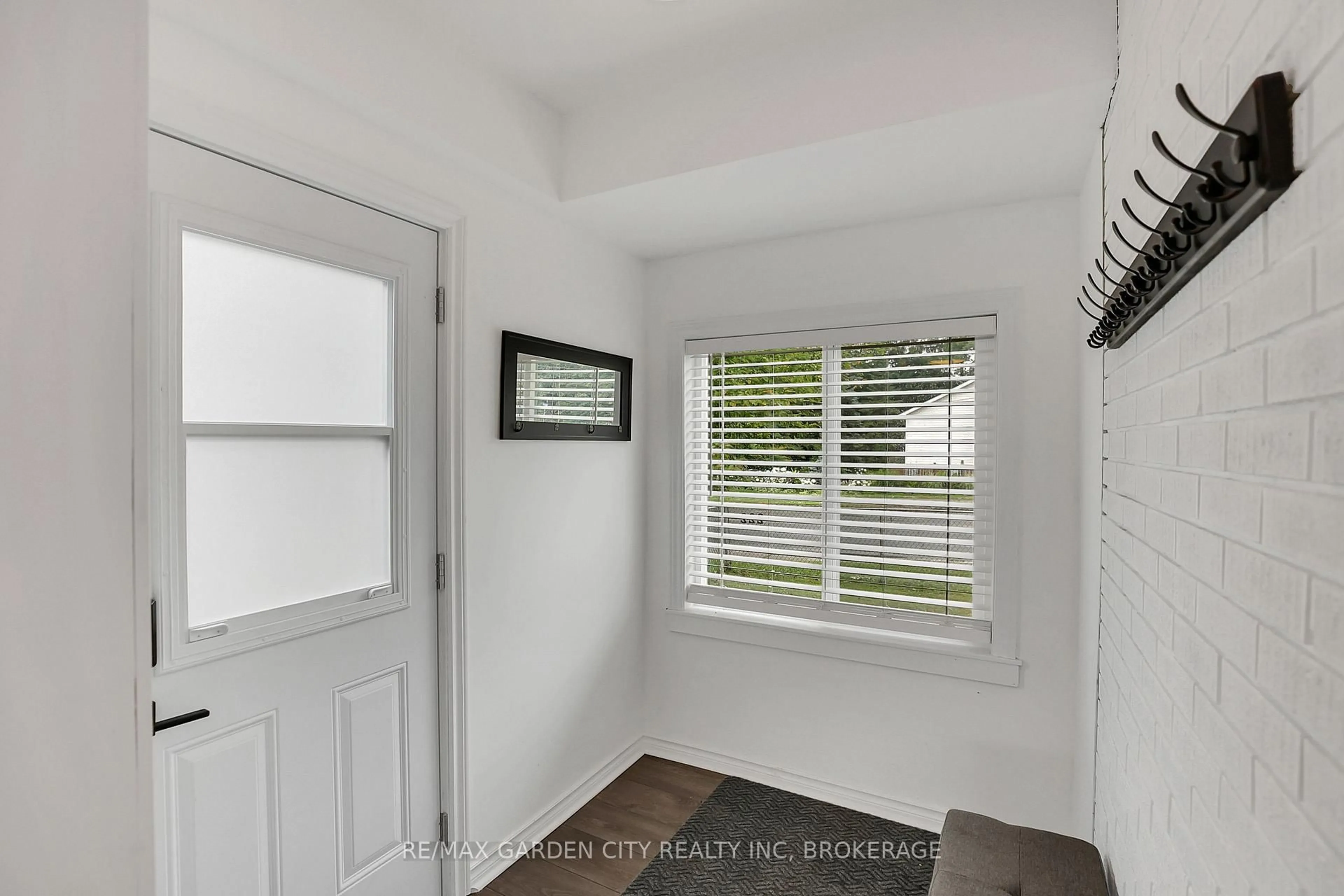 Indoor entryway for 222 Ridgeway Rd, Fort Erie Ontario L0S 1B0