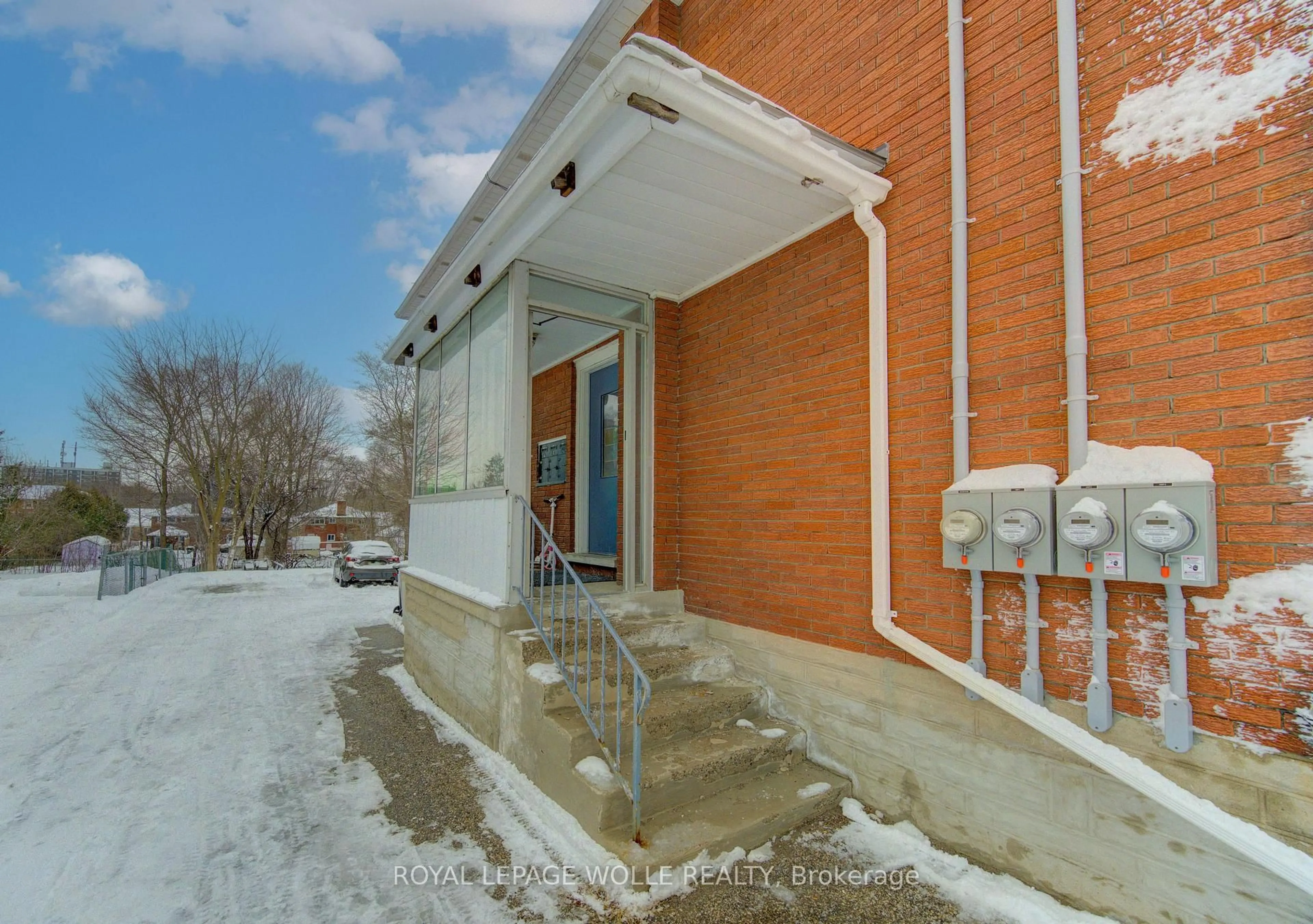 Indoor foyer for 196 Allen St, Waterloo Ontario N2J 1K1