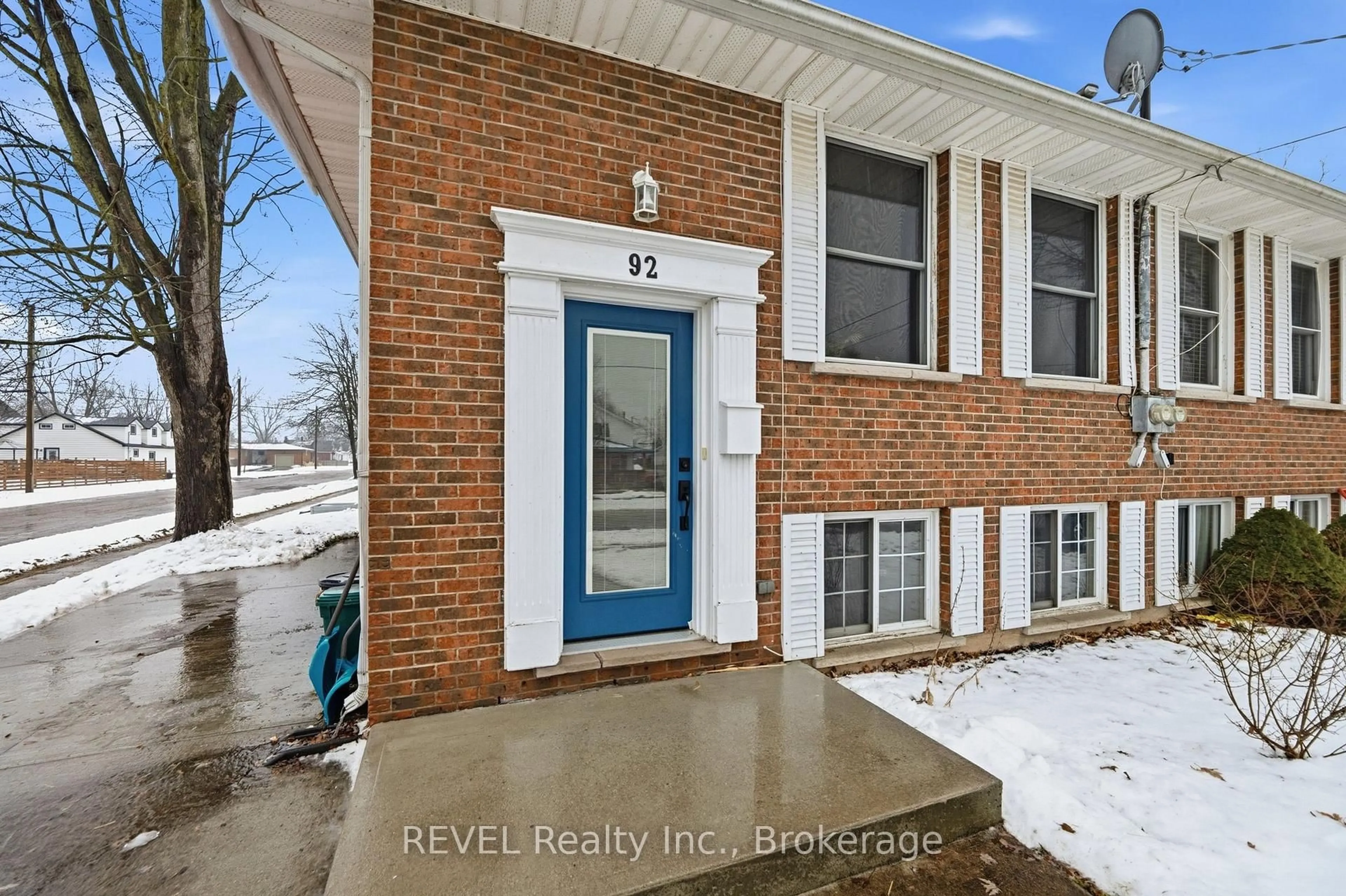 Indoor entryway for 92 Lavinia St, Fort Erie Ontario L2A 2E2