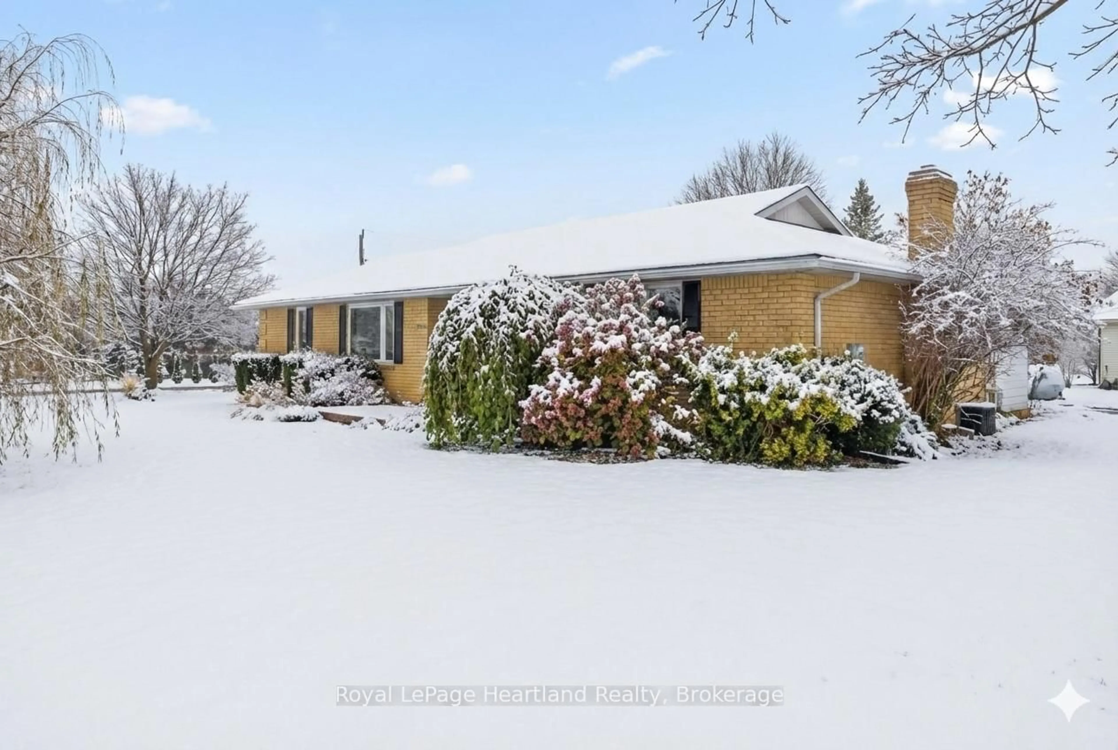 A pic from outside/outdoor area/front of a property/back of a property/a pic from drone, street for 1020 Main St, Howick Ontario N0G 2X0