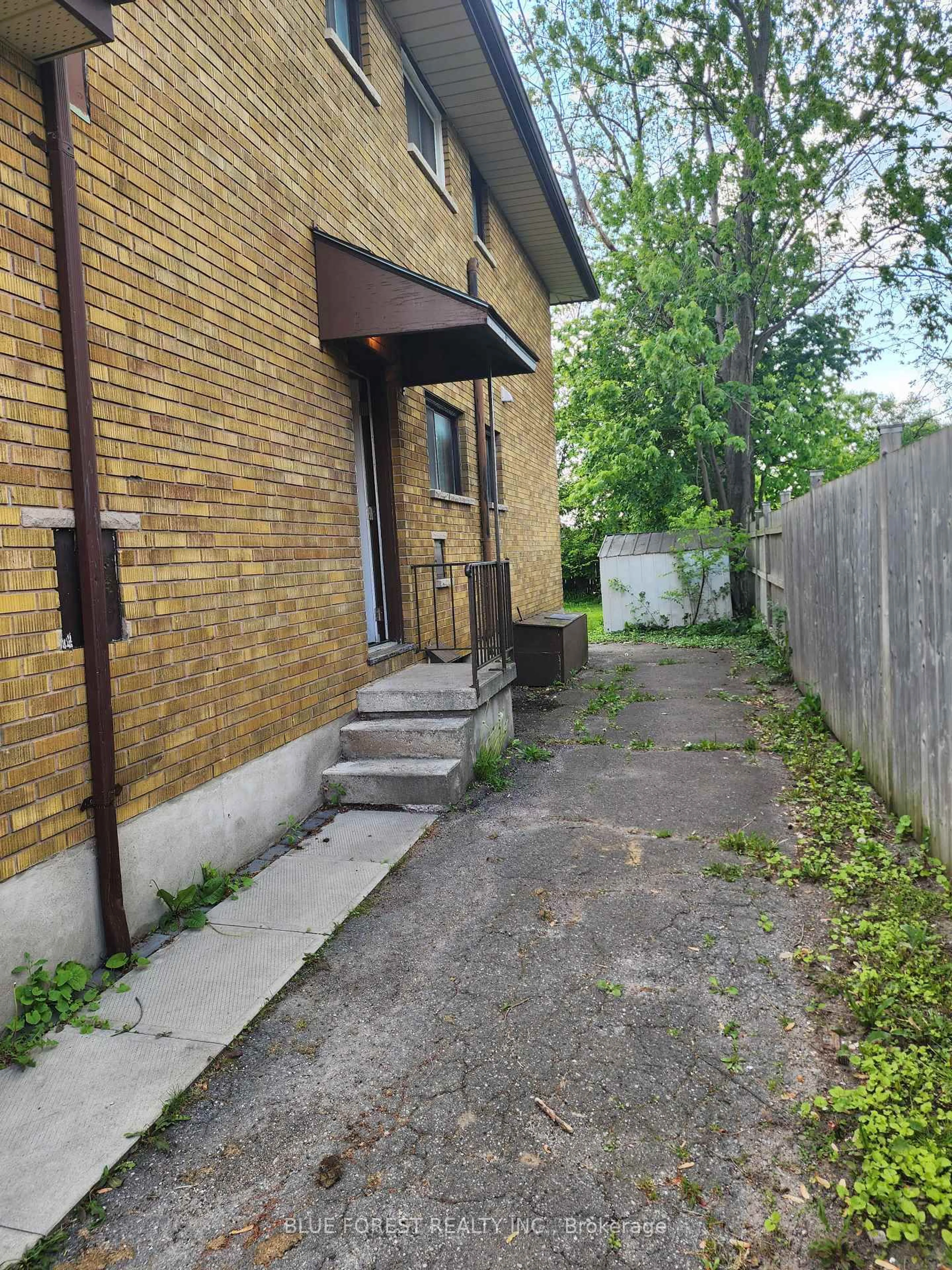 Patio, street for 433 Second St, London East Ontario N5W 4T2