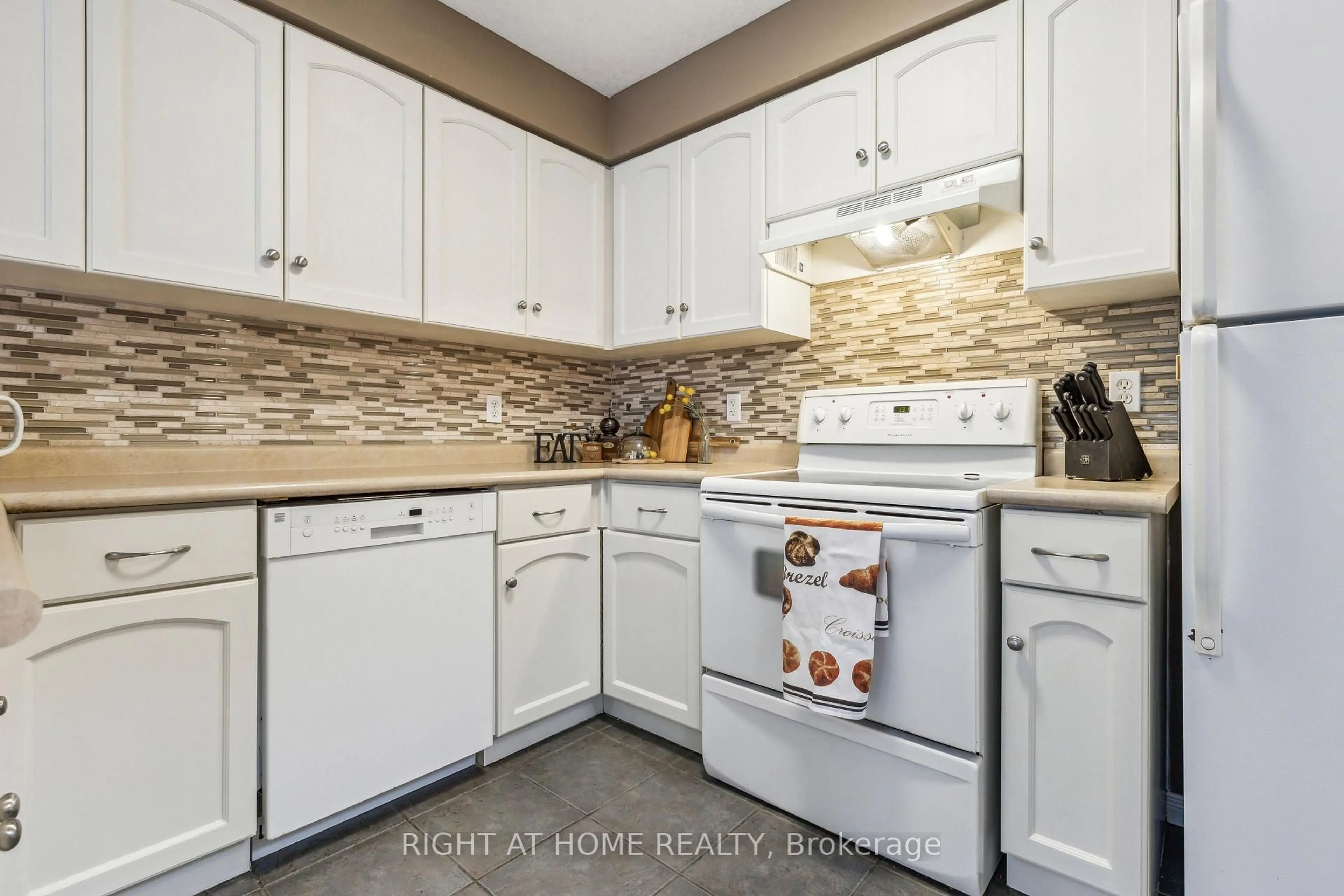 Standard kitchen, ceramic/tile floor for 40 Chillico Dr, Guelph Ontario N1K 1Y8