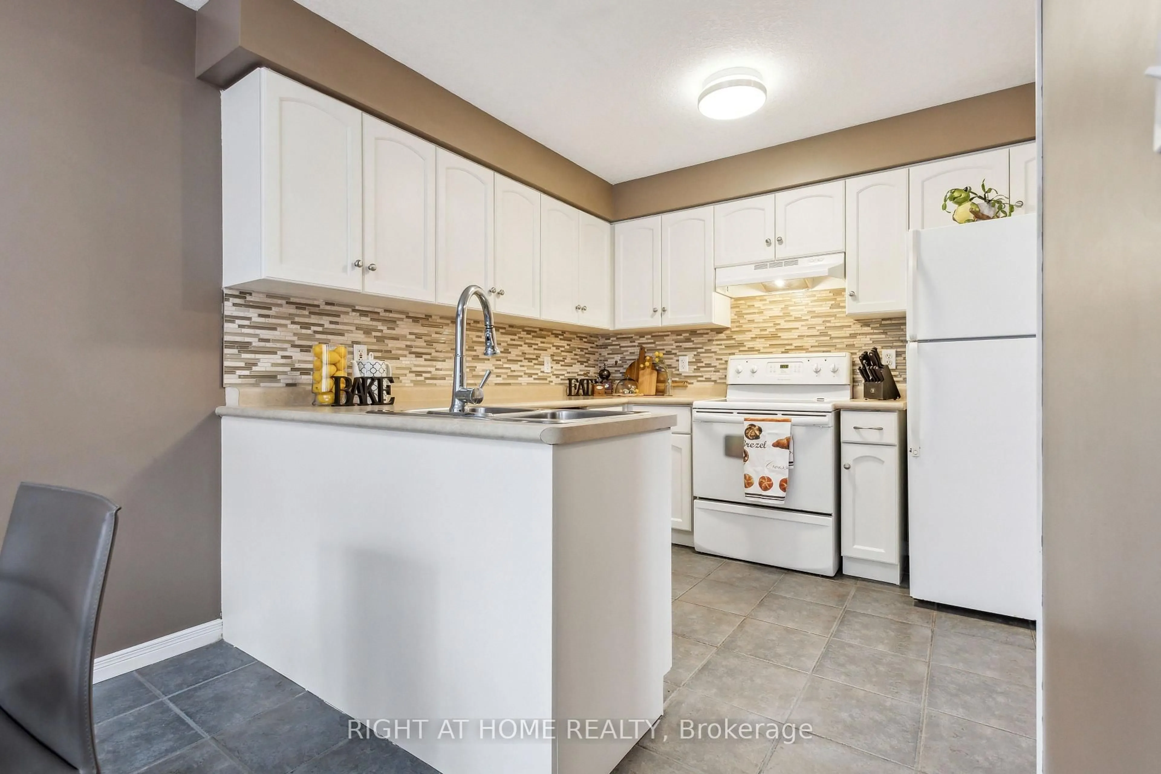 Open concept kitchen, ceramic/tile floor for 40 Chillico Dr, Guelph Ontario N1K 1Y8
