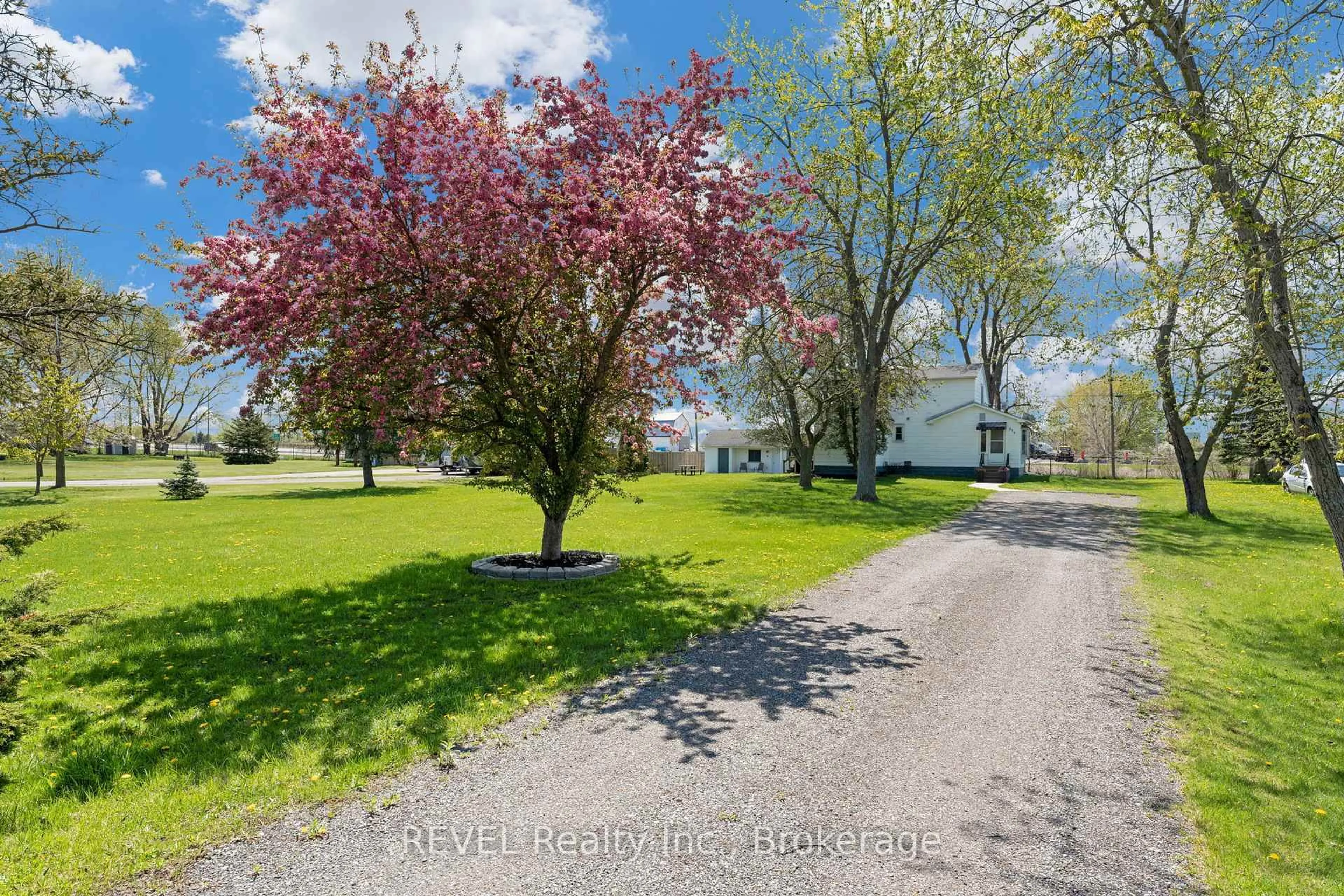 A pic from outside/outdoor area/front of a property/back of a property/a pic from drone, street for 239 Becken Cres, Welland Ontario L3B 5N4
