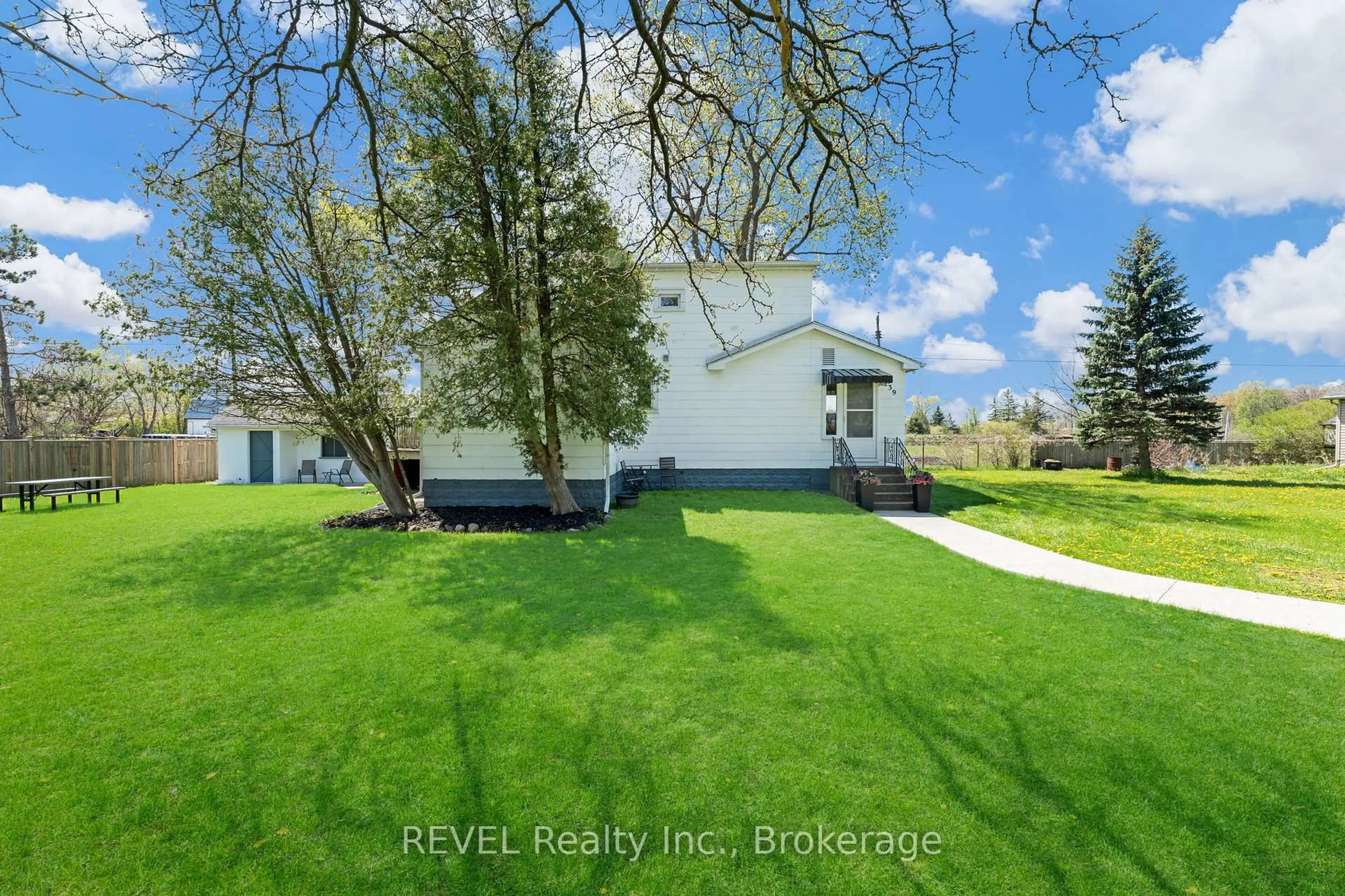 A pic from outside/outdoor area/front of a property/back of a property/a pic from drone, water/lake/river/ocean view for 239 Becken Cres, Welland Ontario L3B 5N4