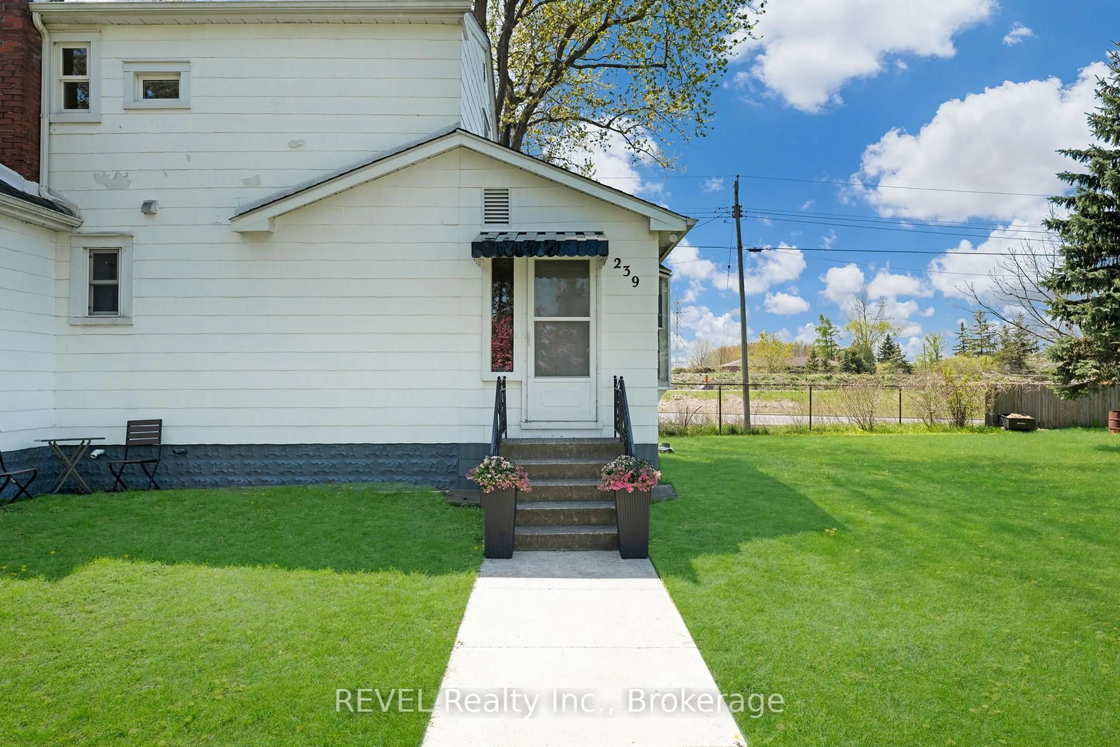 Home with vinyl exterior material, street for 239 Becken Cres, Welland Ontario L3B 5N4