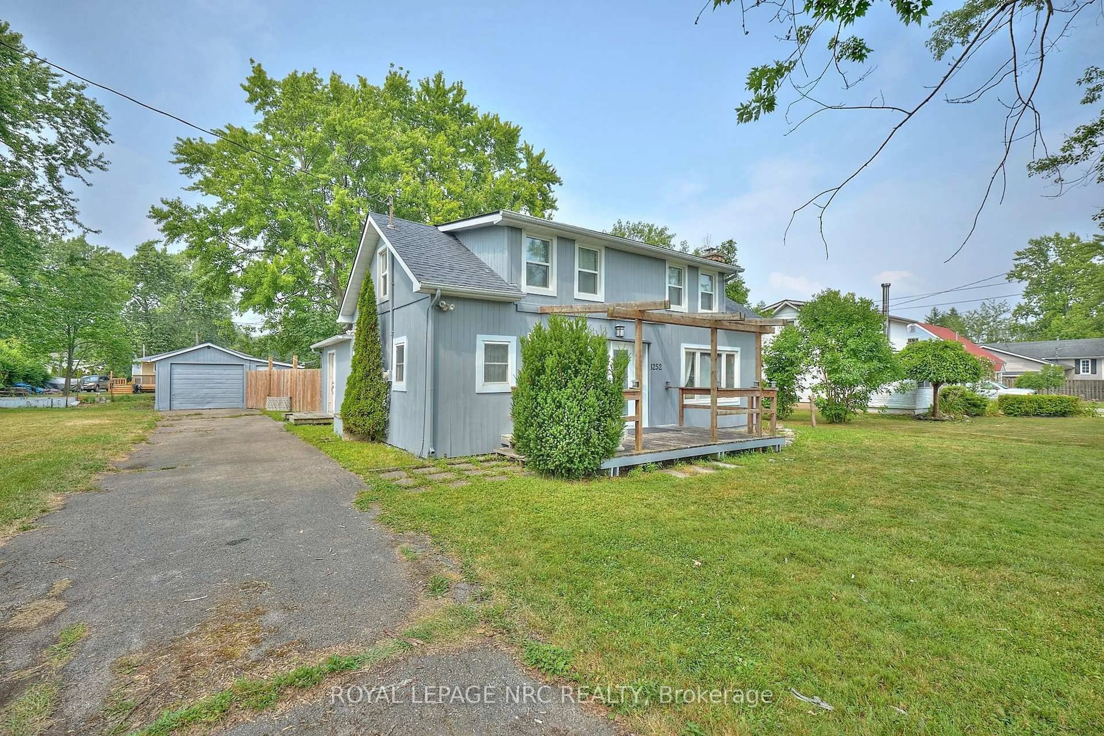 A pic from outside/outdoor area/front of a property/back of a property/a pic from drone, street for 3252 Young Ave, Fort Erie Ontario L0S 1N0