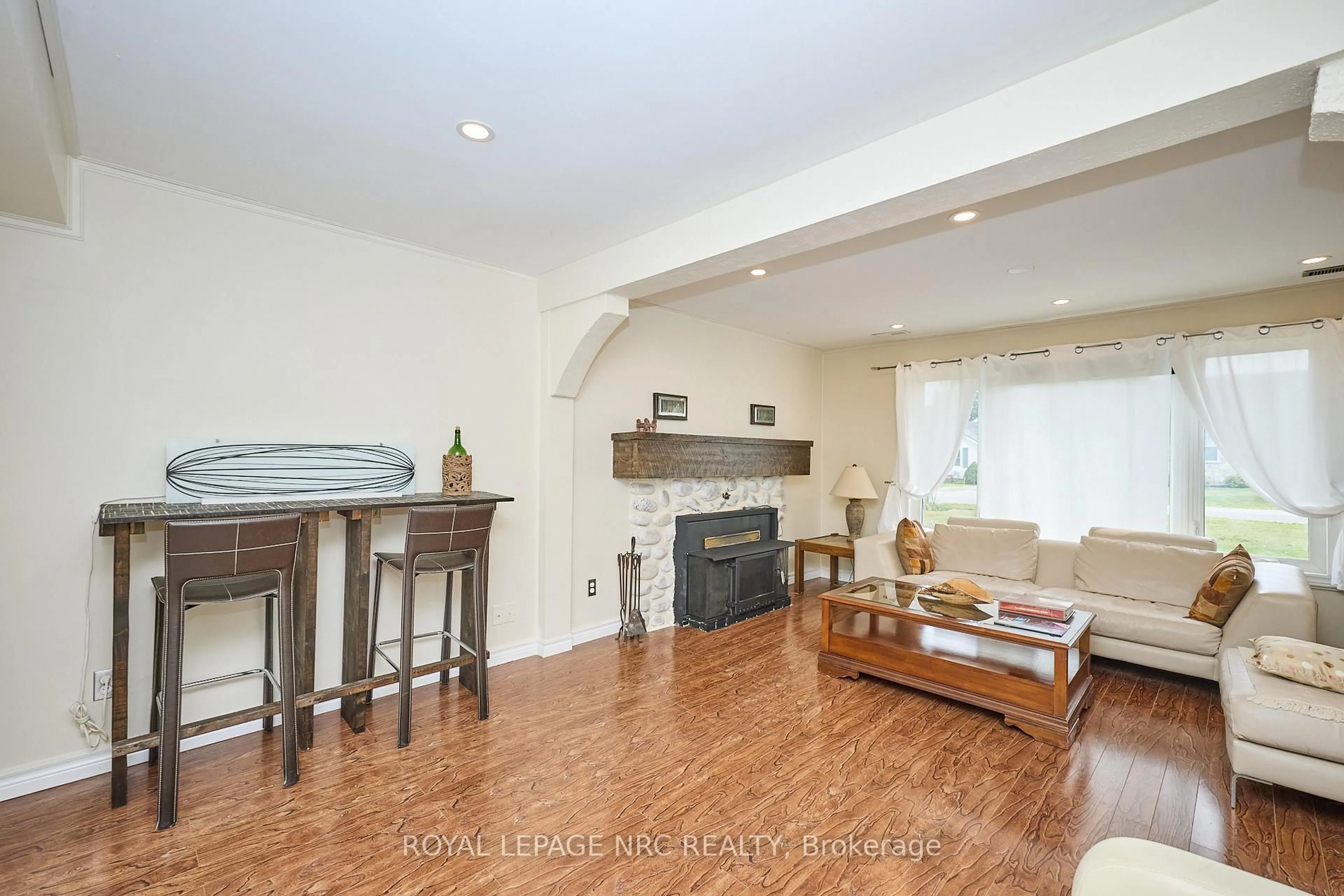 Living room with furniture, unknown for 3252 Young Ave, Fort Erie Ontario L0S 1N0