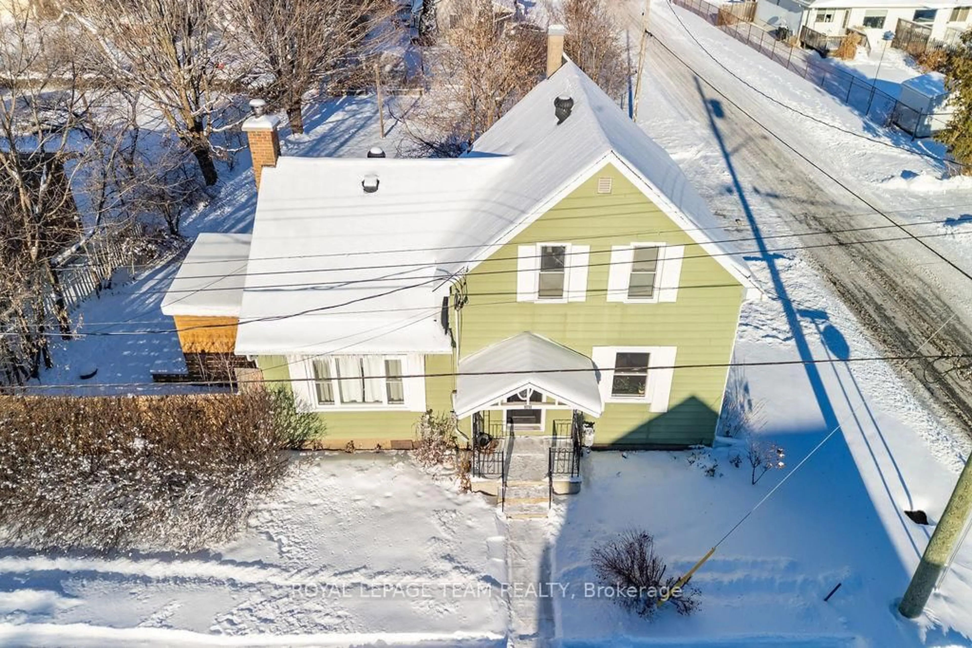 A pic from outside/outdoor area/front of a property/back of a property/a pic from drone, street for 212 Prince St, Renfrew Ontario K7V 2V7