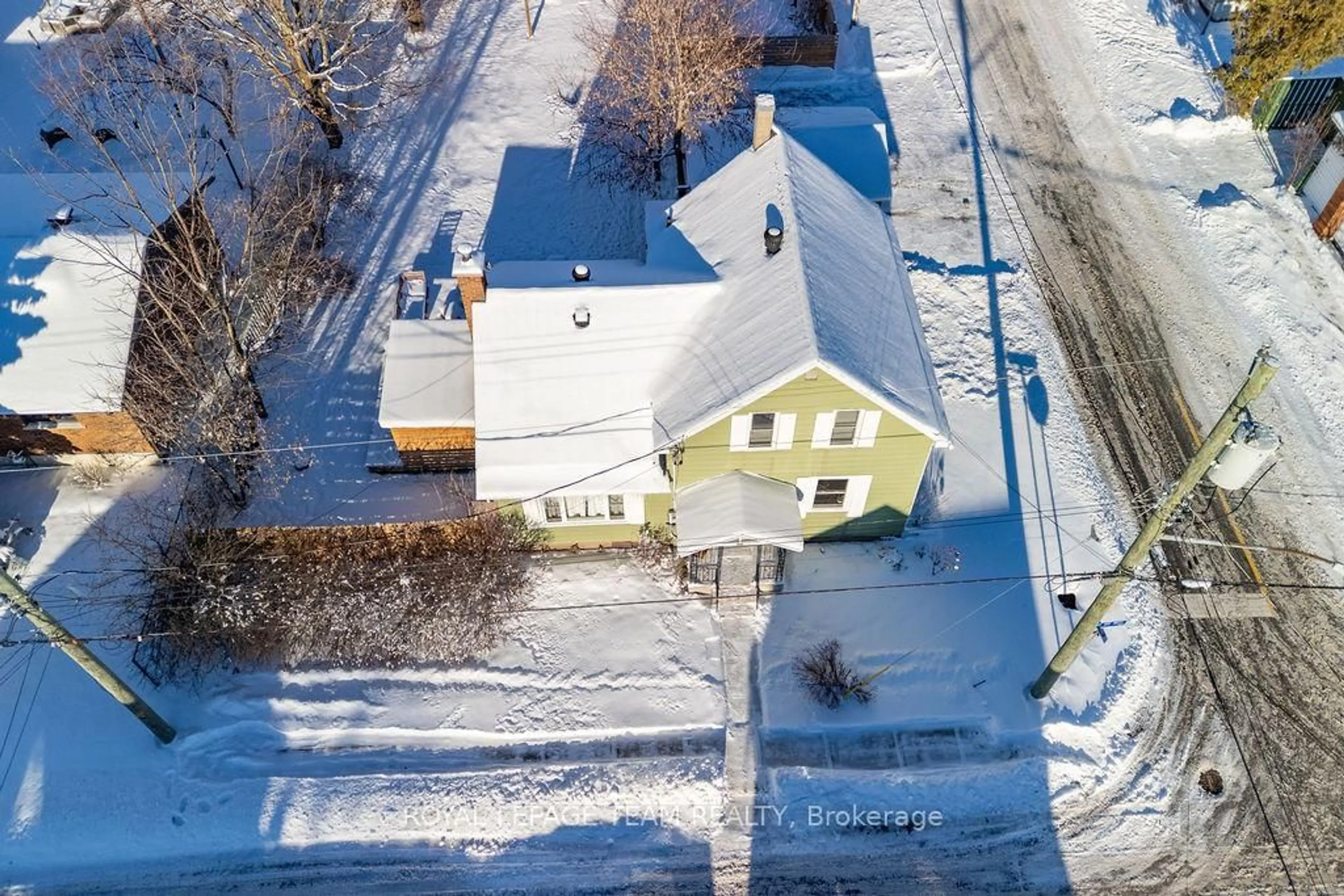 A pic from outside/outdoor area/front of a property/back of a property/a pic from drone, street for 212 Prince St, Renfrew Ontario K7V 2V7