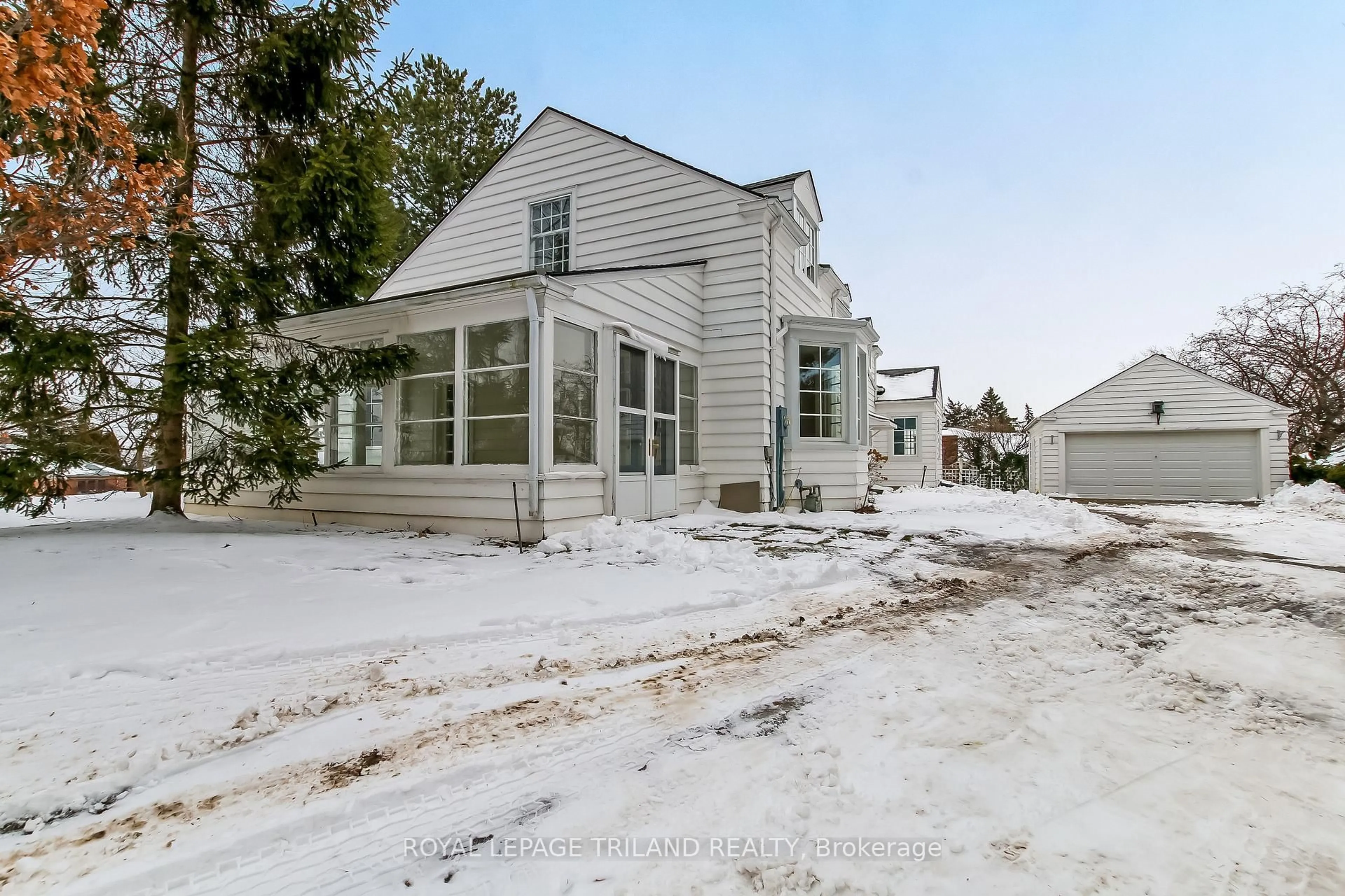 A pic from outside/outdoor area/front of a property/back of a property/a pic from drone, street for 1965 Highland Hts, London South Ontario N6C 6C4