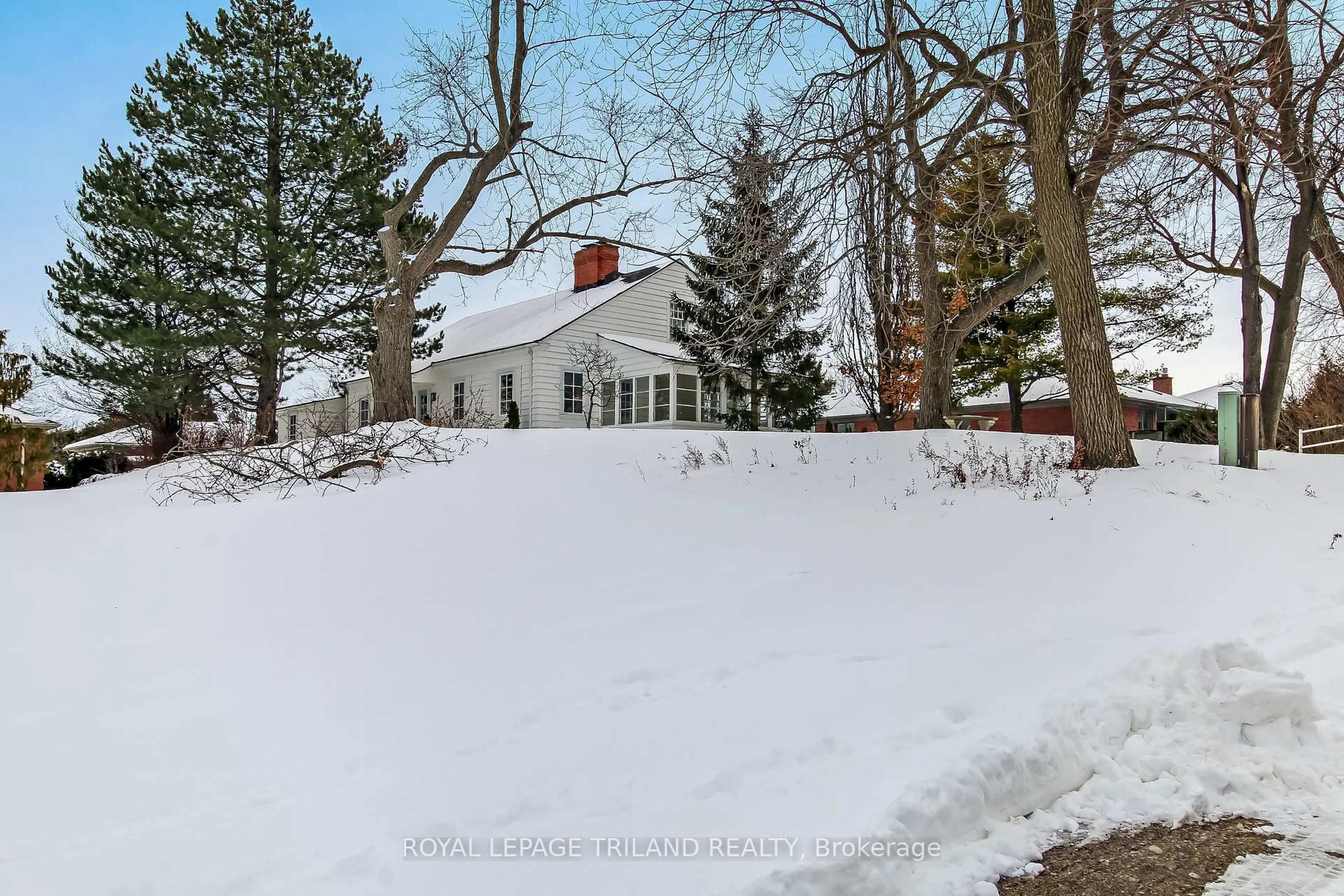 A pic from outside/outdoor area/front of a property/back of a property/a pic from drone, street for 1965 Highland Hts, London South Ontario N6C 6C4