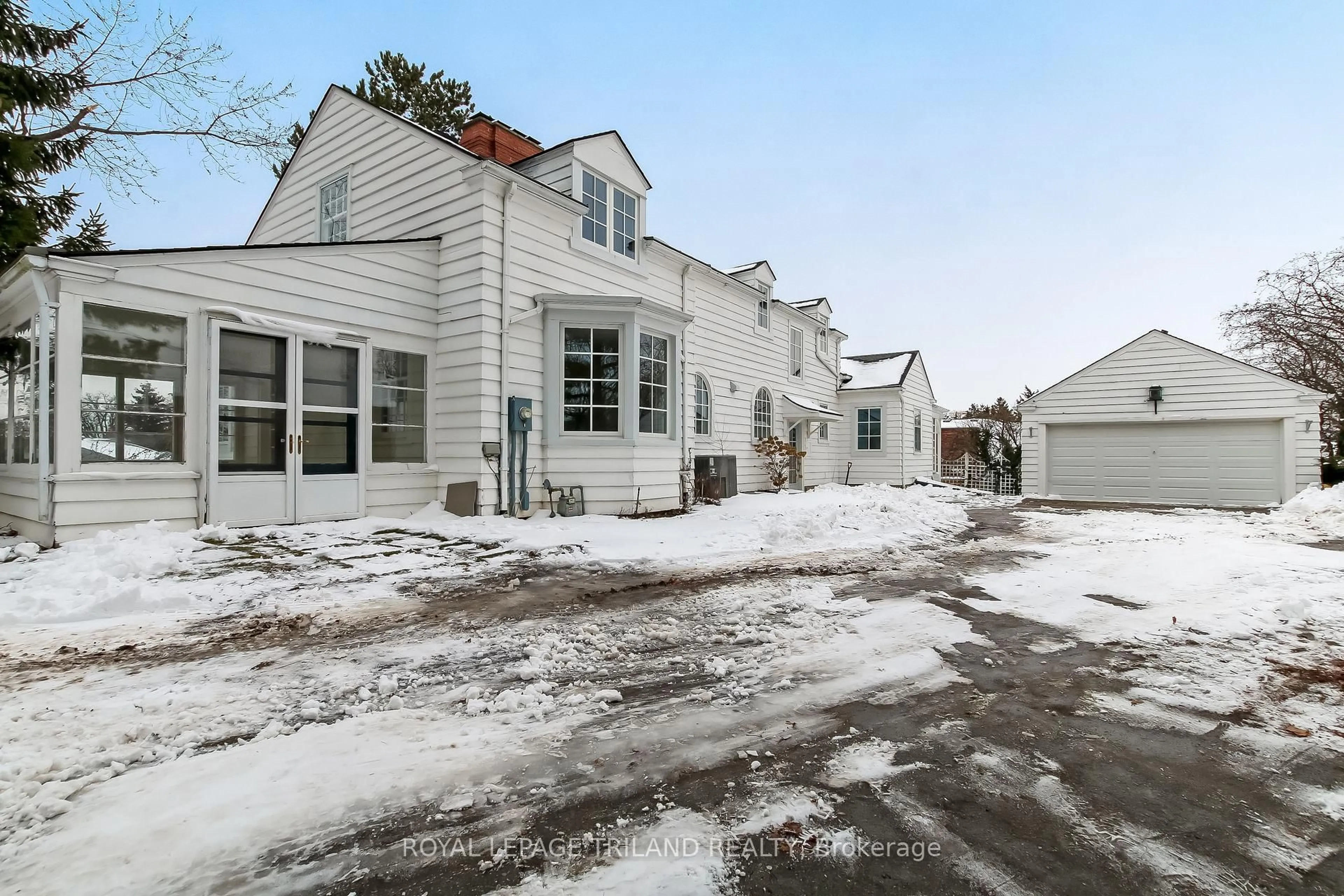 A pic from outside/outdoor area/front of a property/back of a property/a pic from drone, street for 1965 Highland Hts, London South Ontario N6C 6C4
