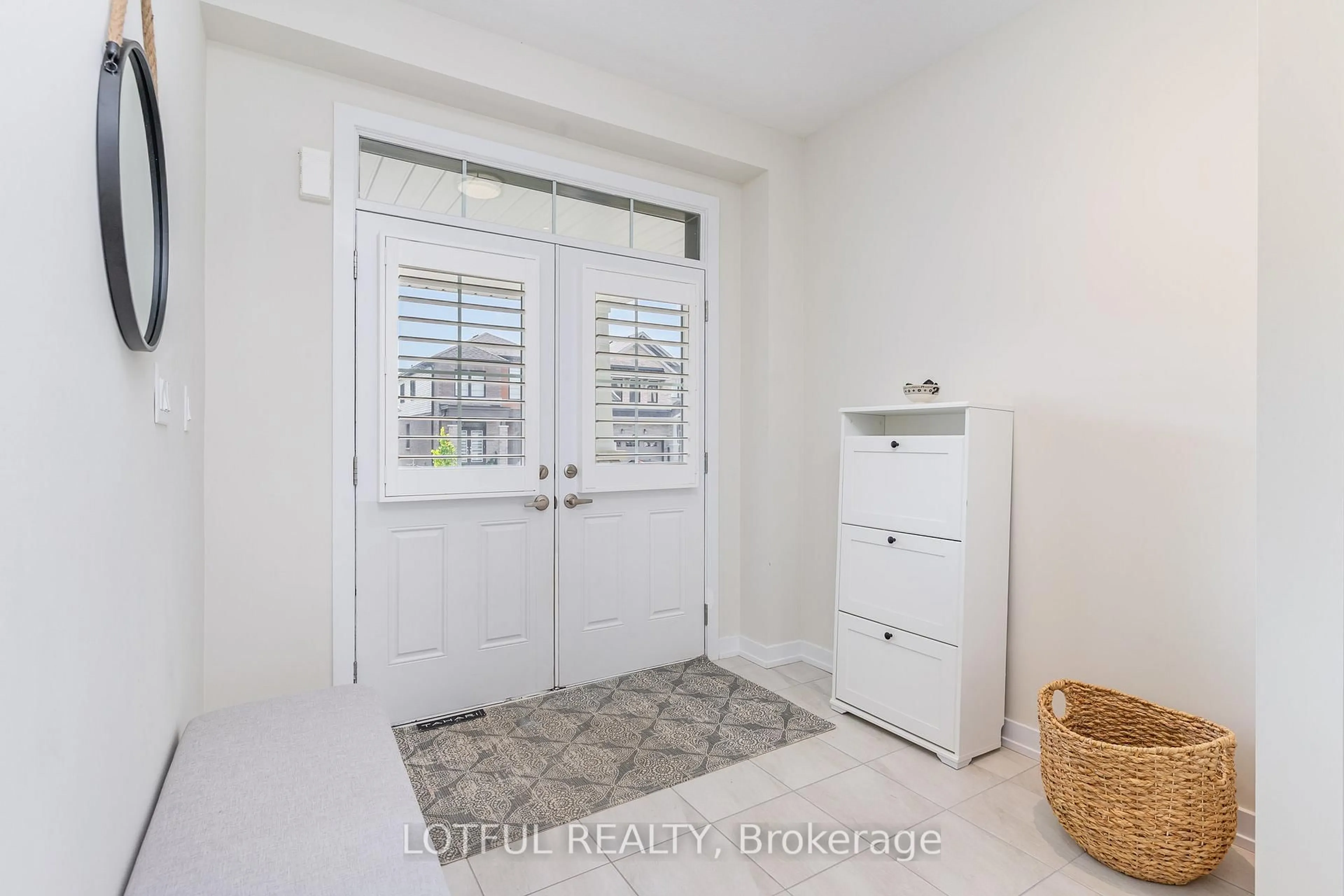 Indoor entryway for 82 Lilac Circ, Haldimand Ontario N3W 0H6