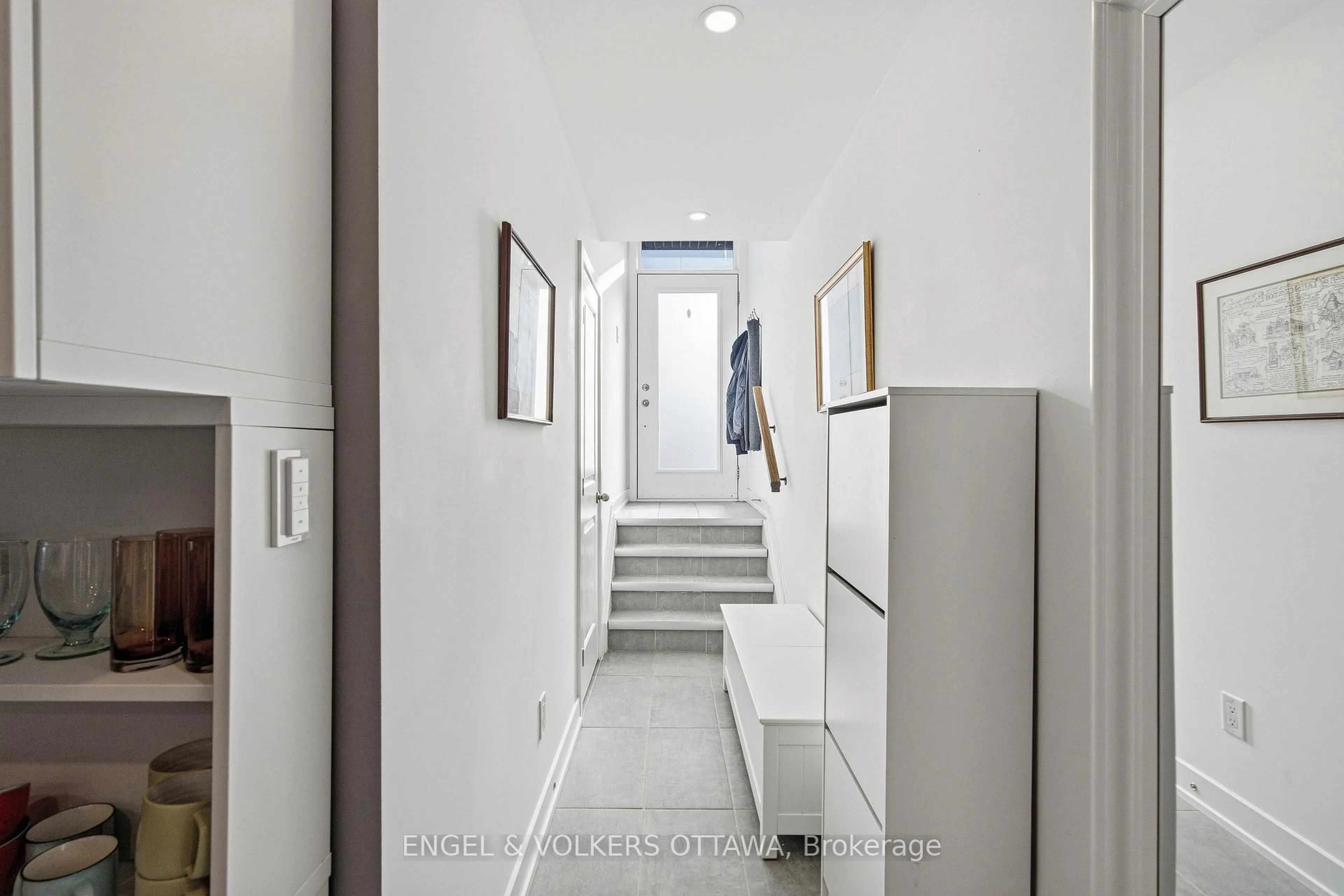 Indoor foyer for 310 Tulum Cres #B, Ottawa Ontario K2S 2Y4