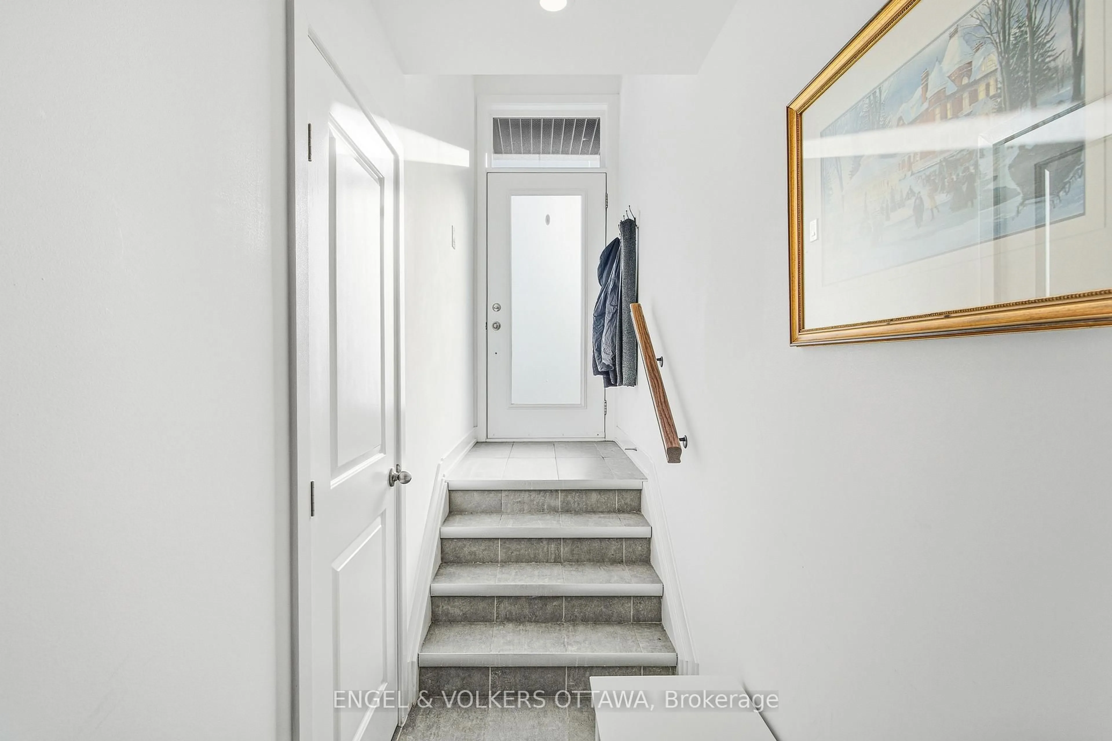 Indoor foyer for 310 Tulum Cres #B, Ottawa Ontario K2S 2Y4