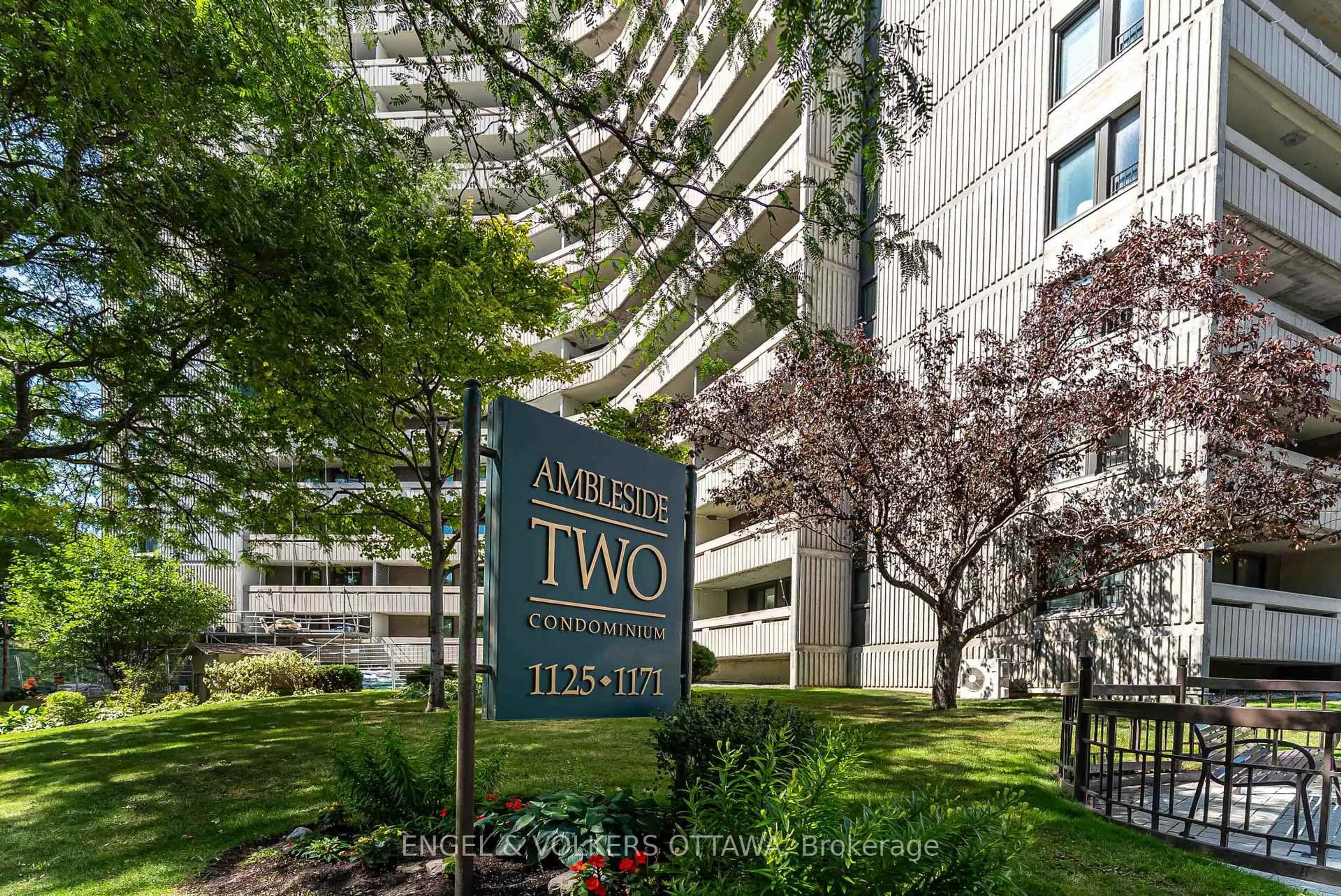 Indoor foyer for 1171 Ambleside Dr #606, Ottawa Ontario K2B 8E1