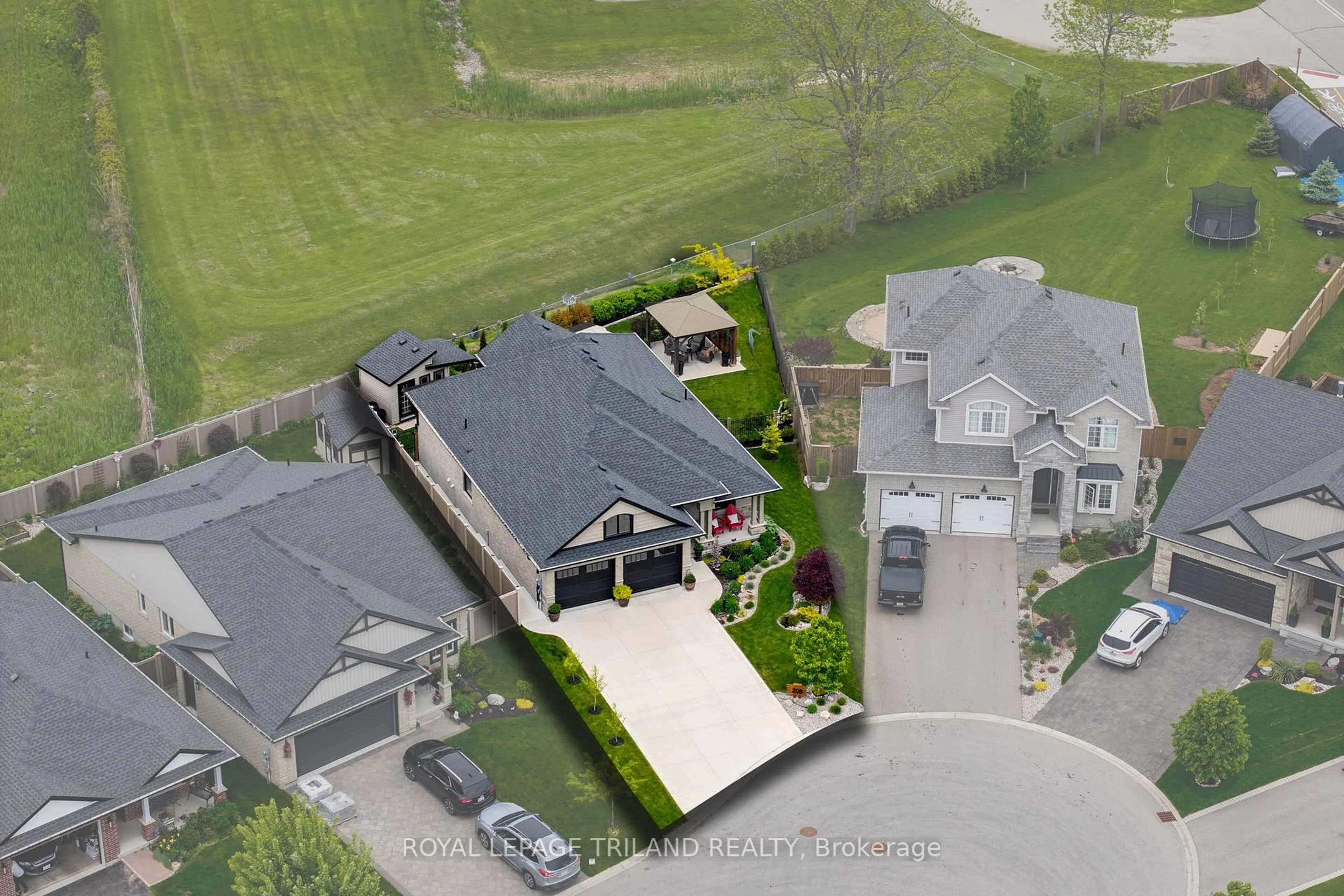 A pic from outside/outdoor area/front of a property/back of a property/a pic from drone, street for 208 Emery St, Central Elgin Ontario N5L 0A5