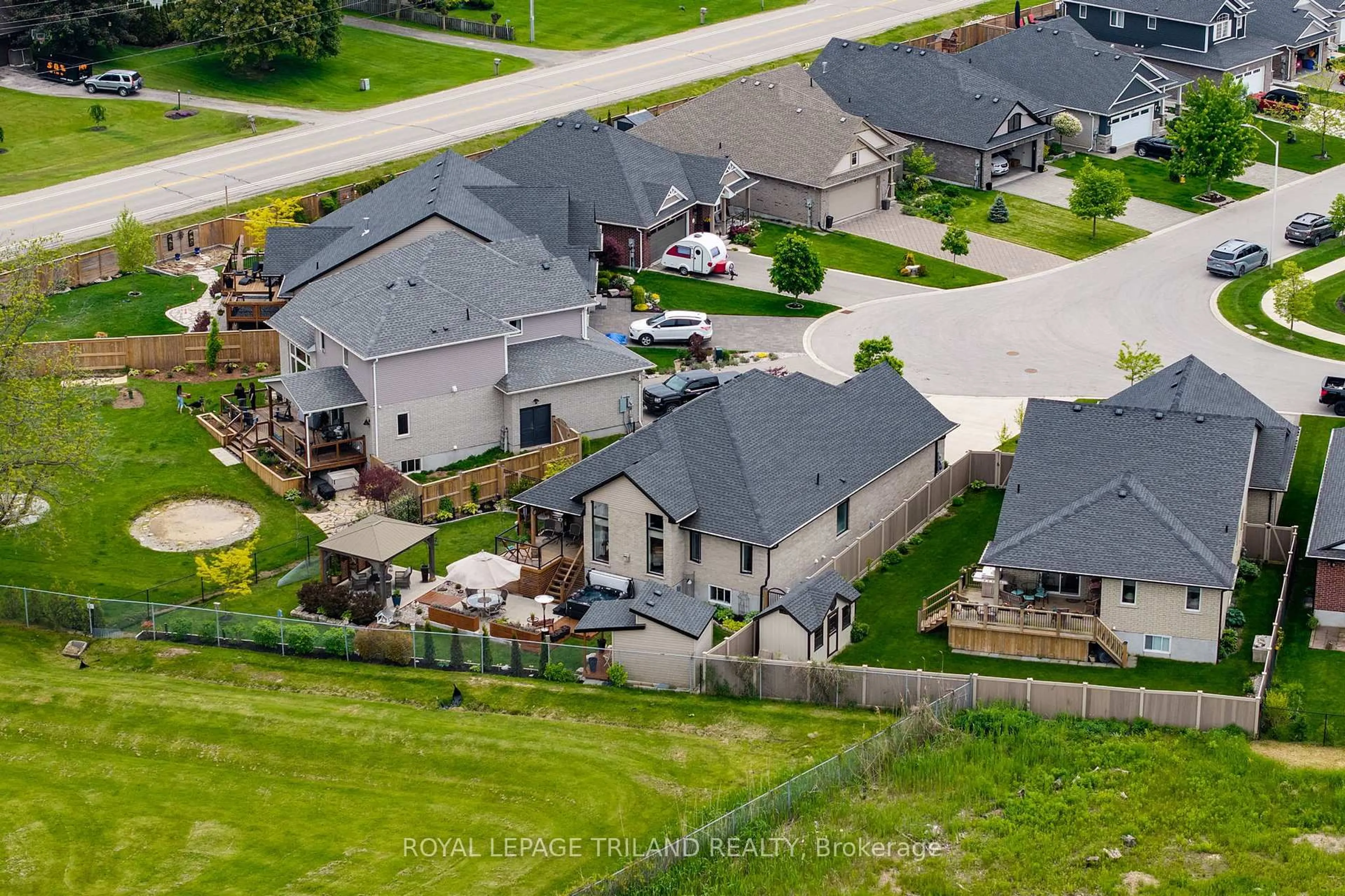 A pic from outside/outdoor area/front of a property/back of a property/a pic from drone, street for 208 Emery St, Central Elgin Ontario N5L 0A5