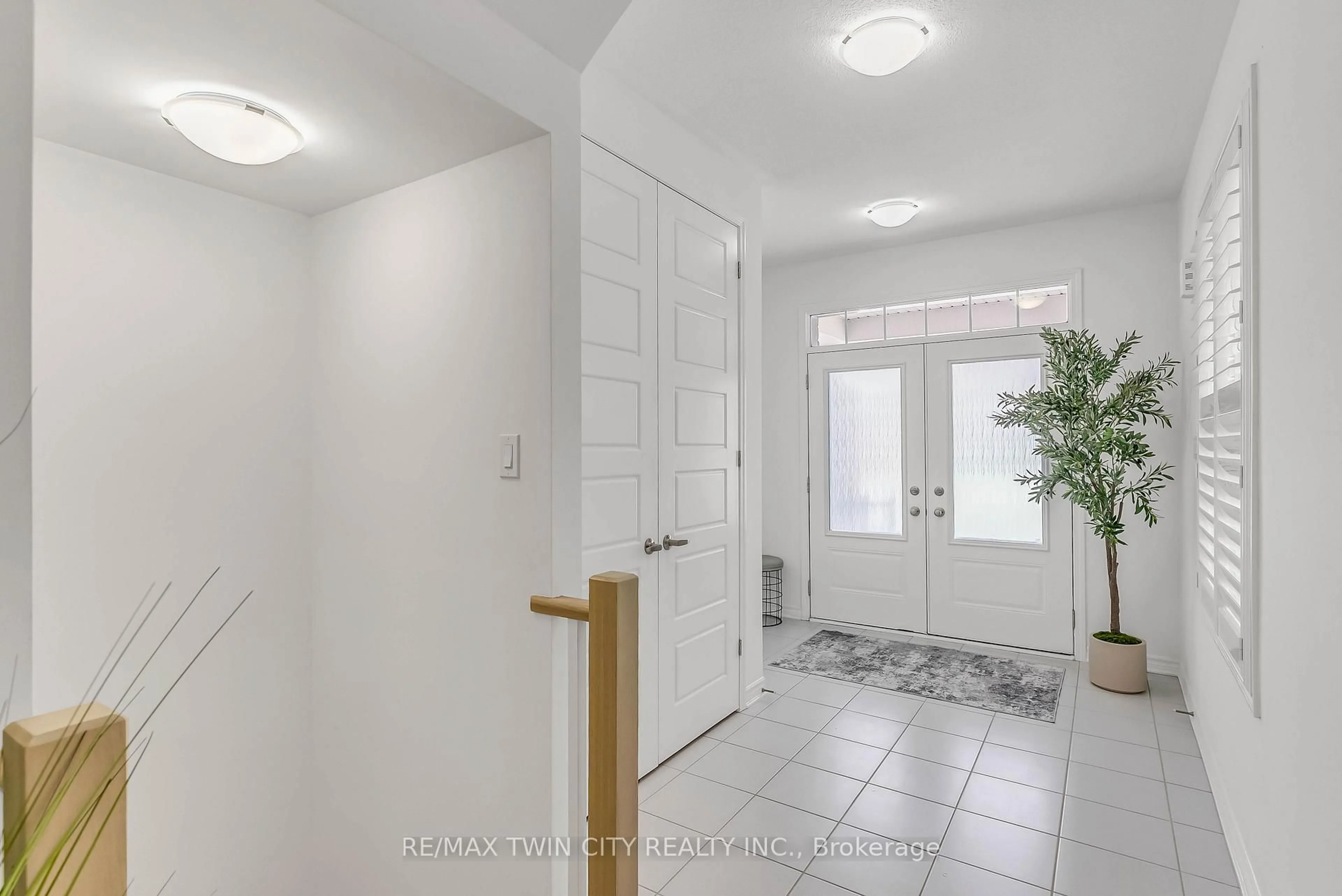 Indoor entryway for 286 Forestwalk St, Kitchener Ontario N2R 0T2