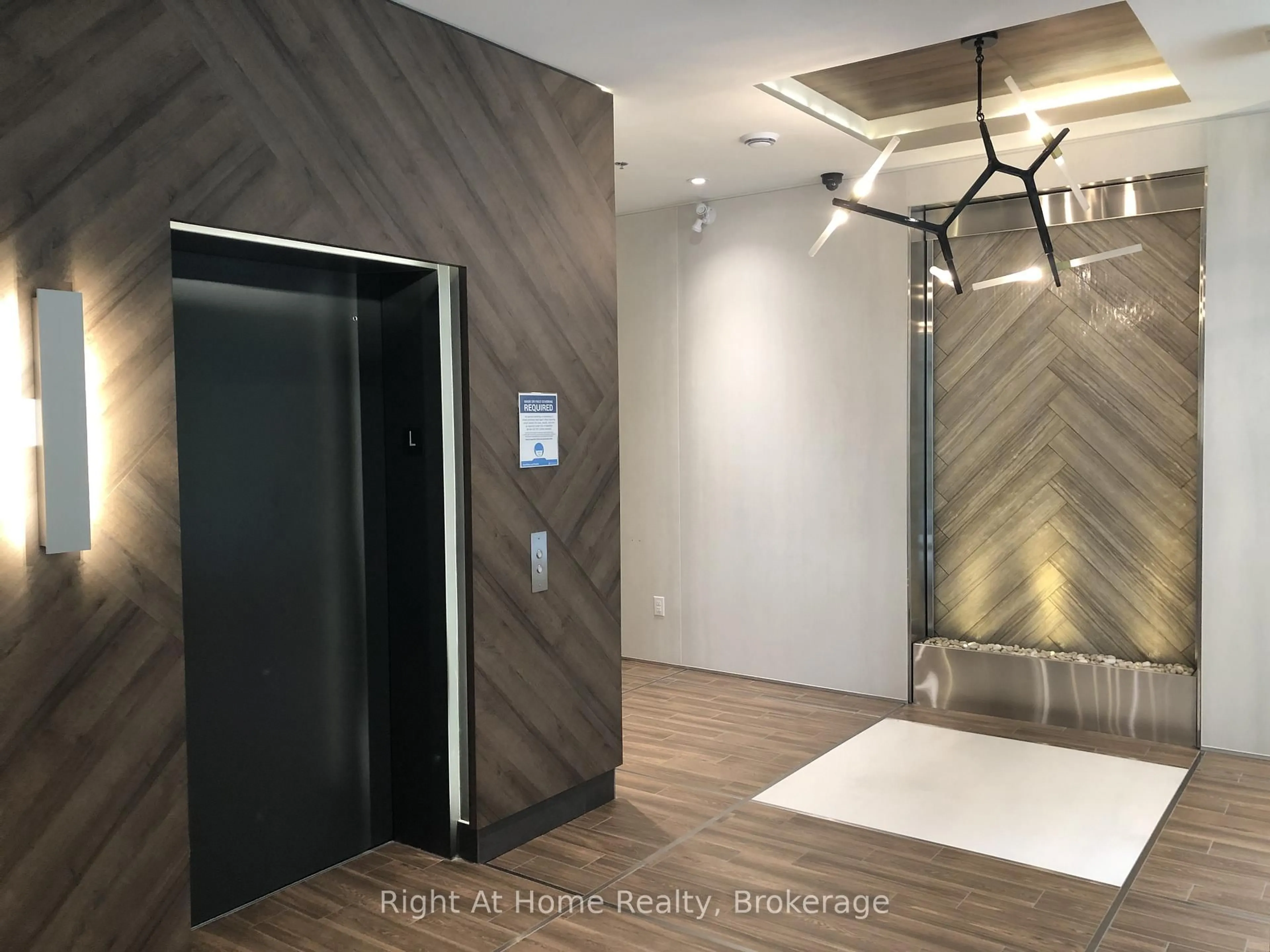 Indoor entryway for 455 Charlton Ave #606, Hamilton Ontario L8N 0B2