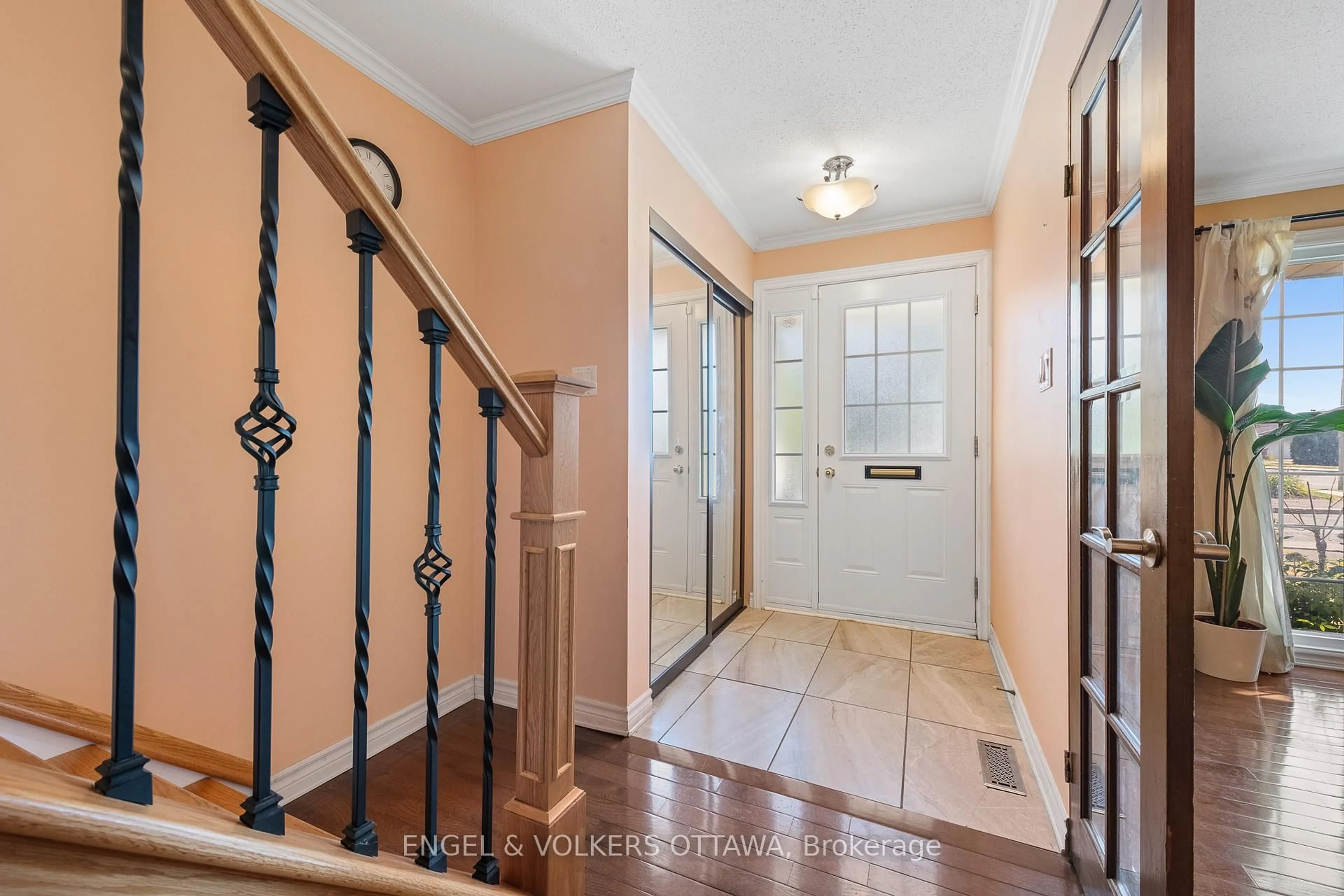 Indoor entryway for 302 Kintyre Private #105, Ottawa Ontario K2C 3M6