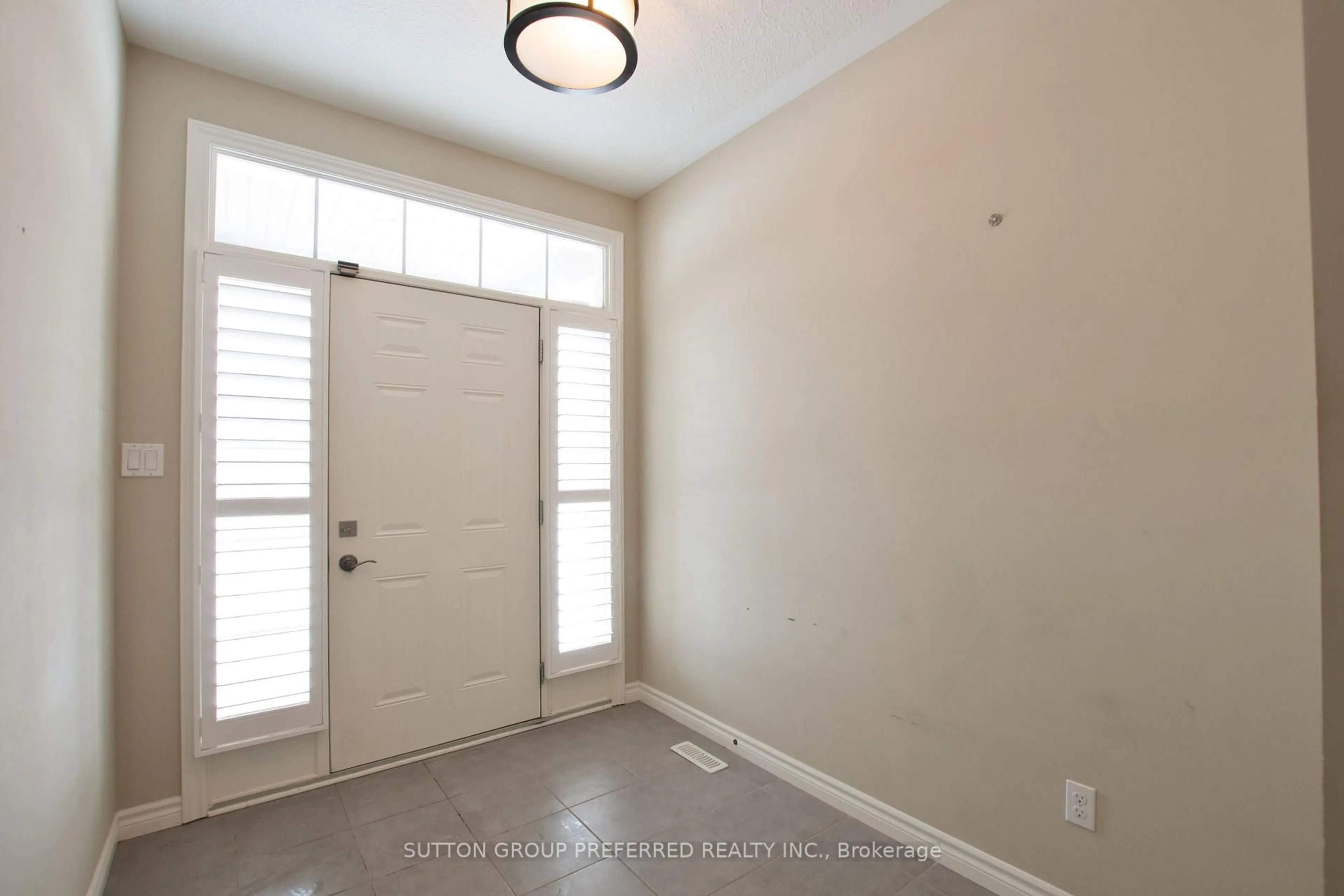 Indoor entryway for 1158 Smither Rd, London North Ontario N6G 5R8