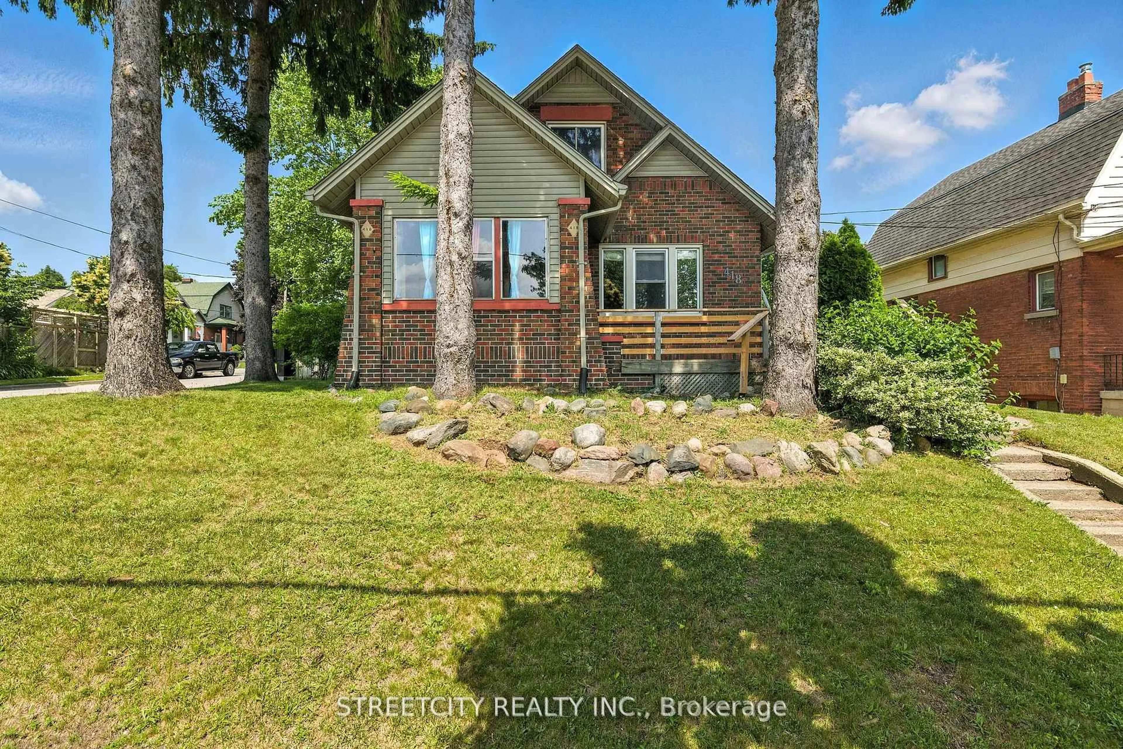 A pic from outside/outdoor area/front of a property/back of a property/a pic from drone, water/lake/river/ocean view for 418 Ashland Ave, London East Ontario N5W 4G3